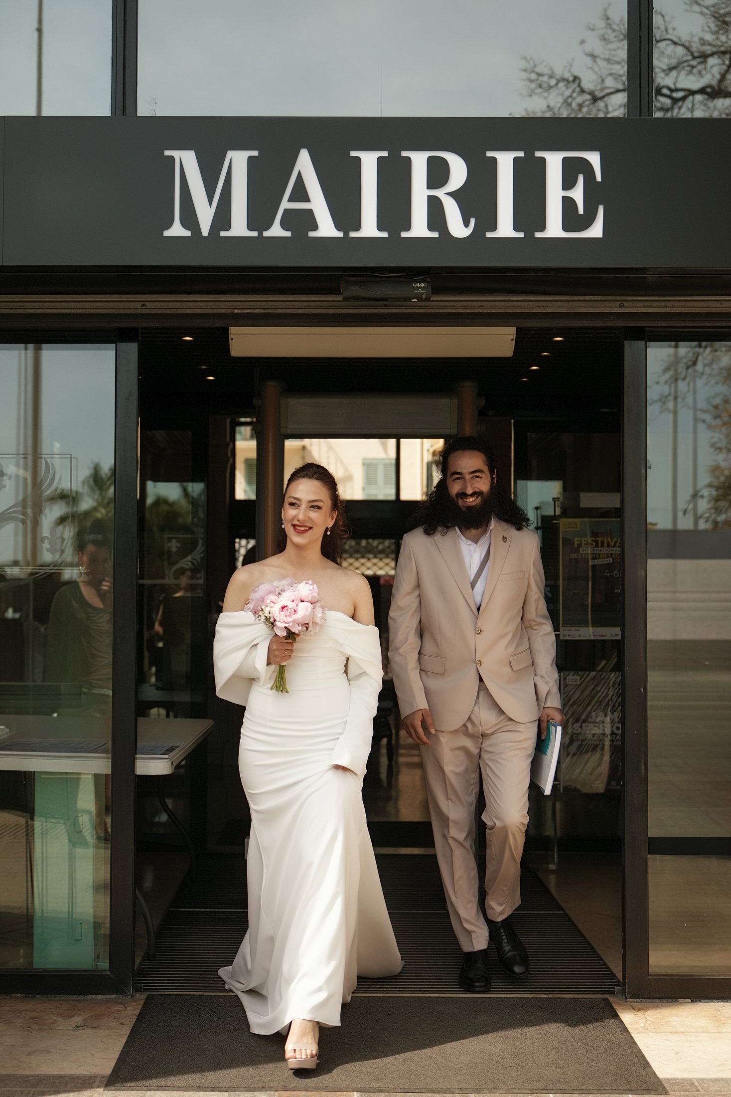 Les jeunes mariés se présentent à la porte de la mairie