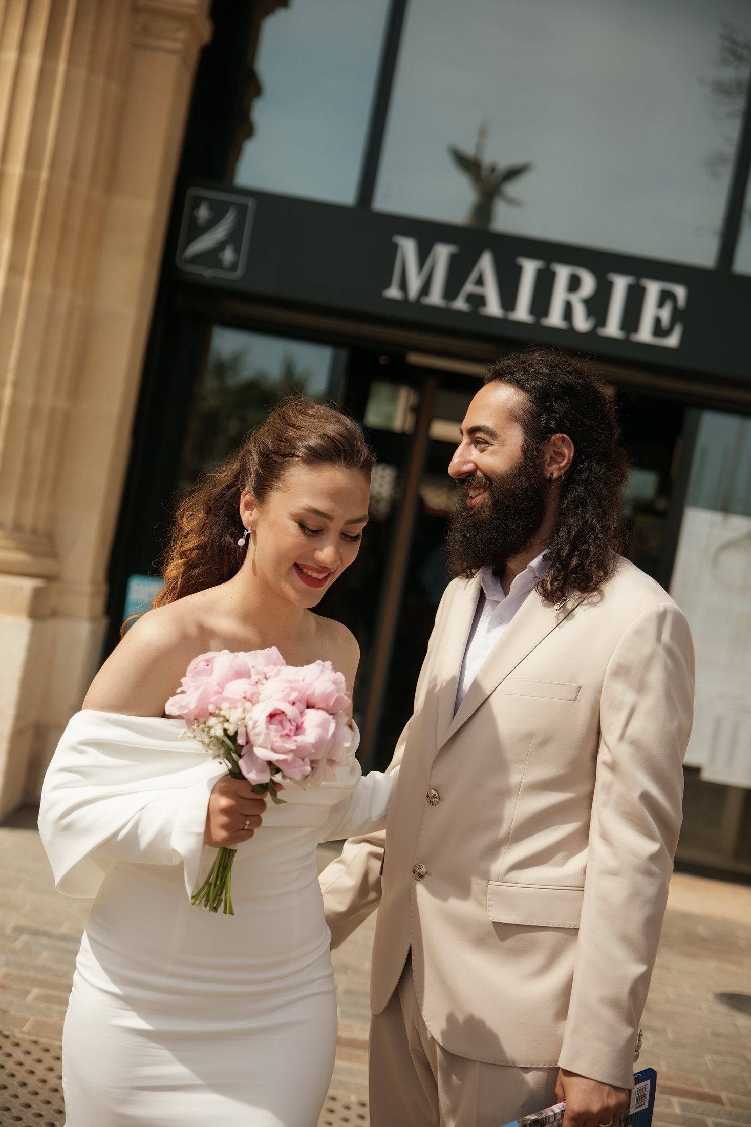 Les nouveaux arrivants interagissent naturellement à l’entrée de l’Hôtel de Ville