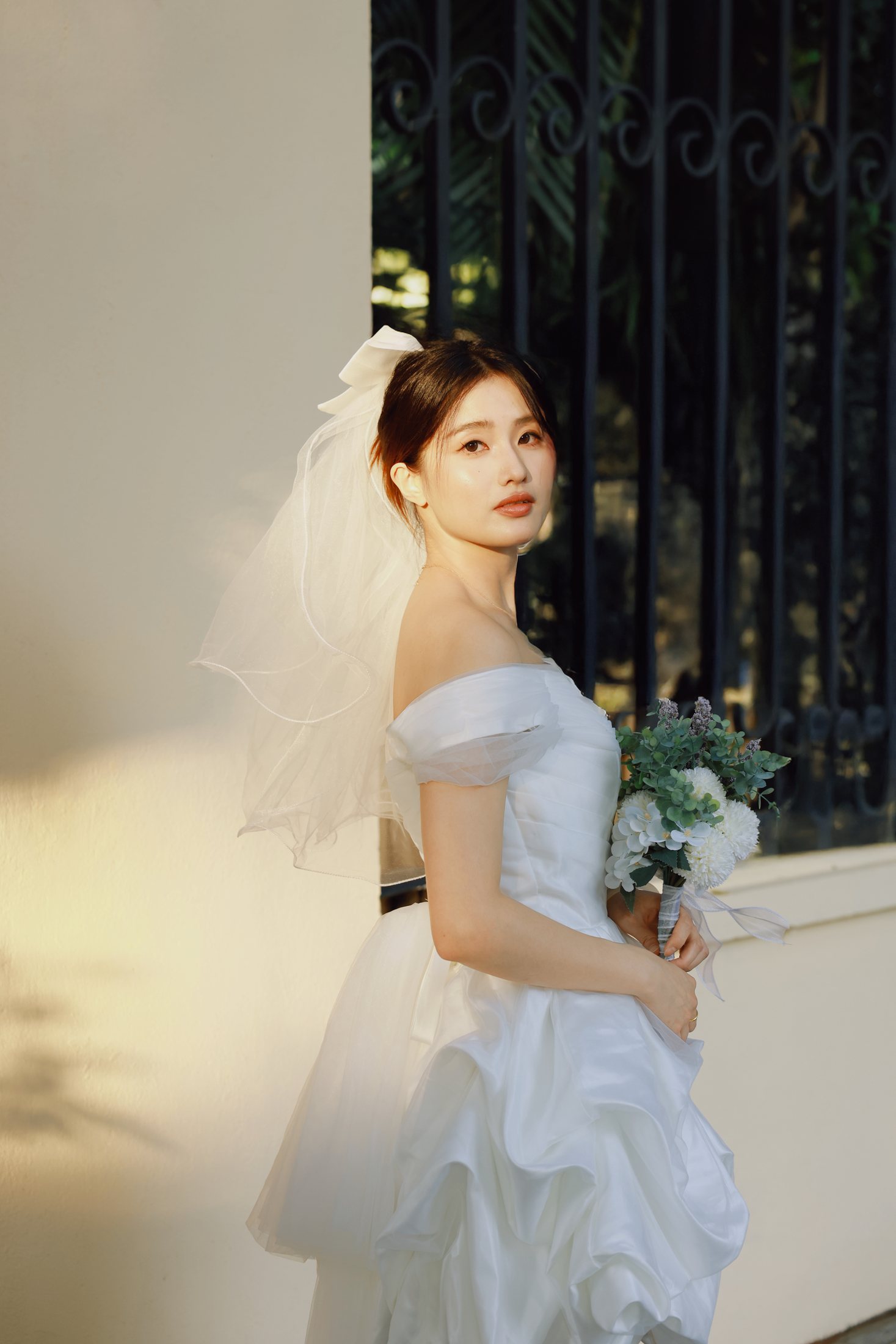 Portrait unique de la mariée dans la lumière et l'ombre extérieures