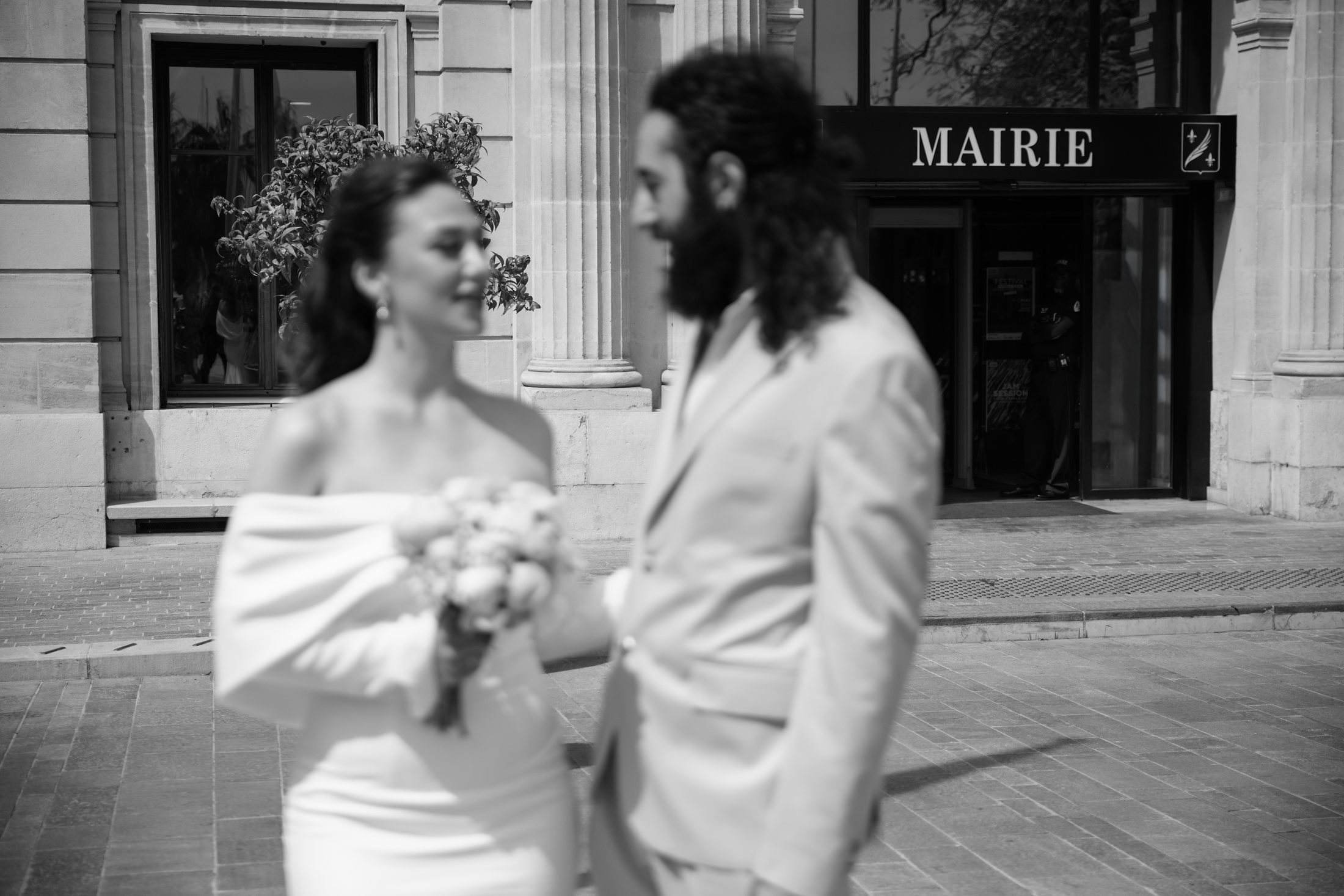 Documentaire de mariage en noir et blanc devant la mairie