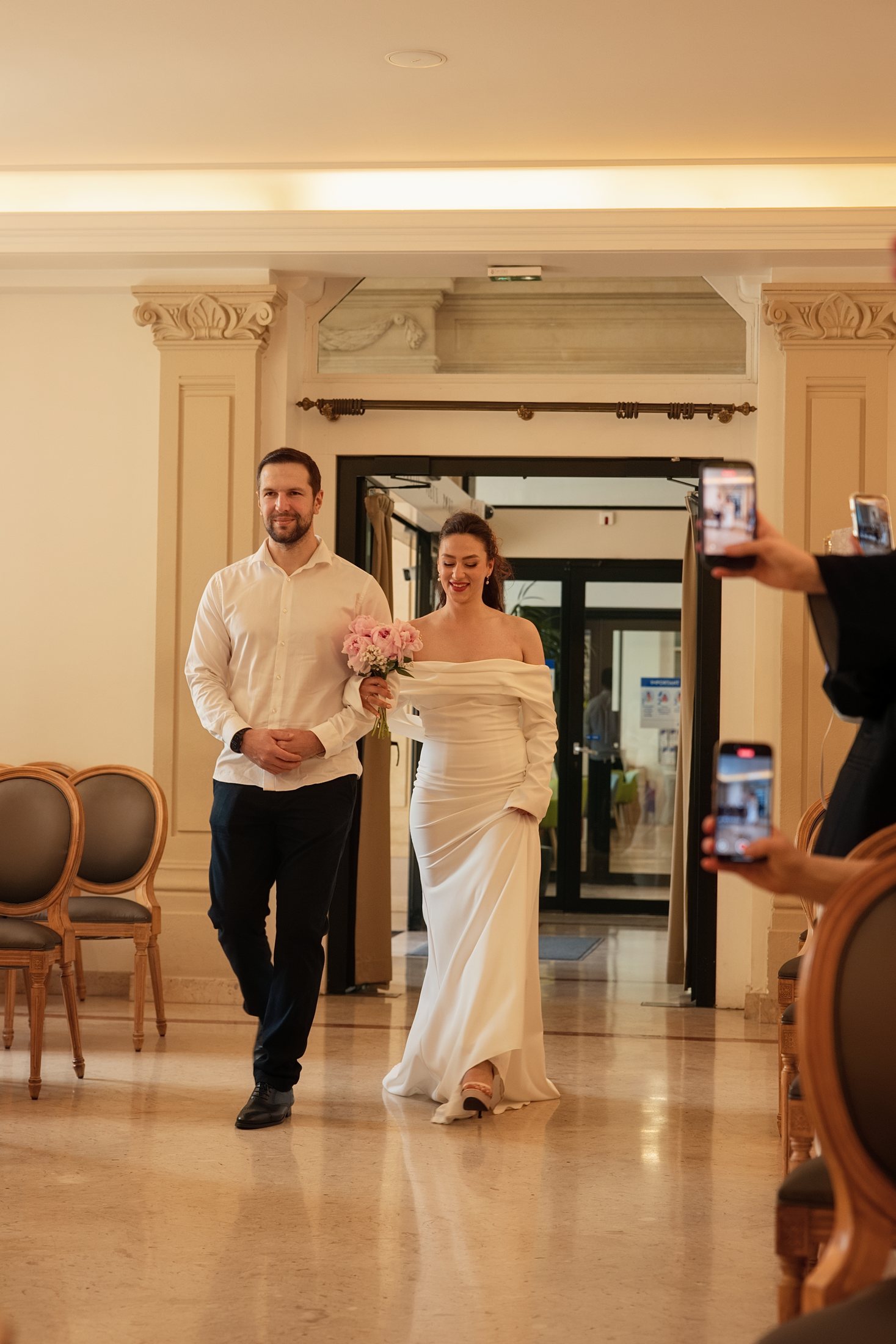 Les nouveaux mariés entrent pendant la cérémonie de mariage en salle