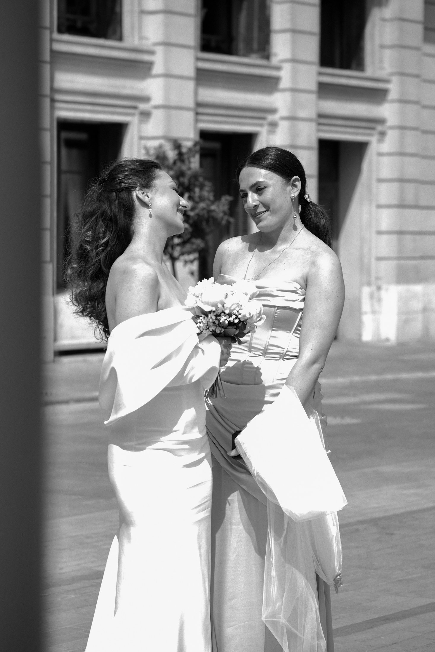 Documentaire en noir et blanc de la mariée et de ses proches et amis devant l'hôtel de ville