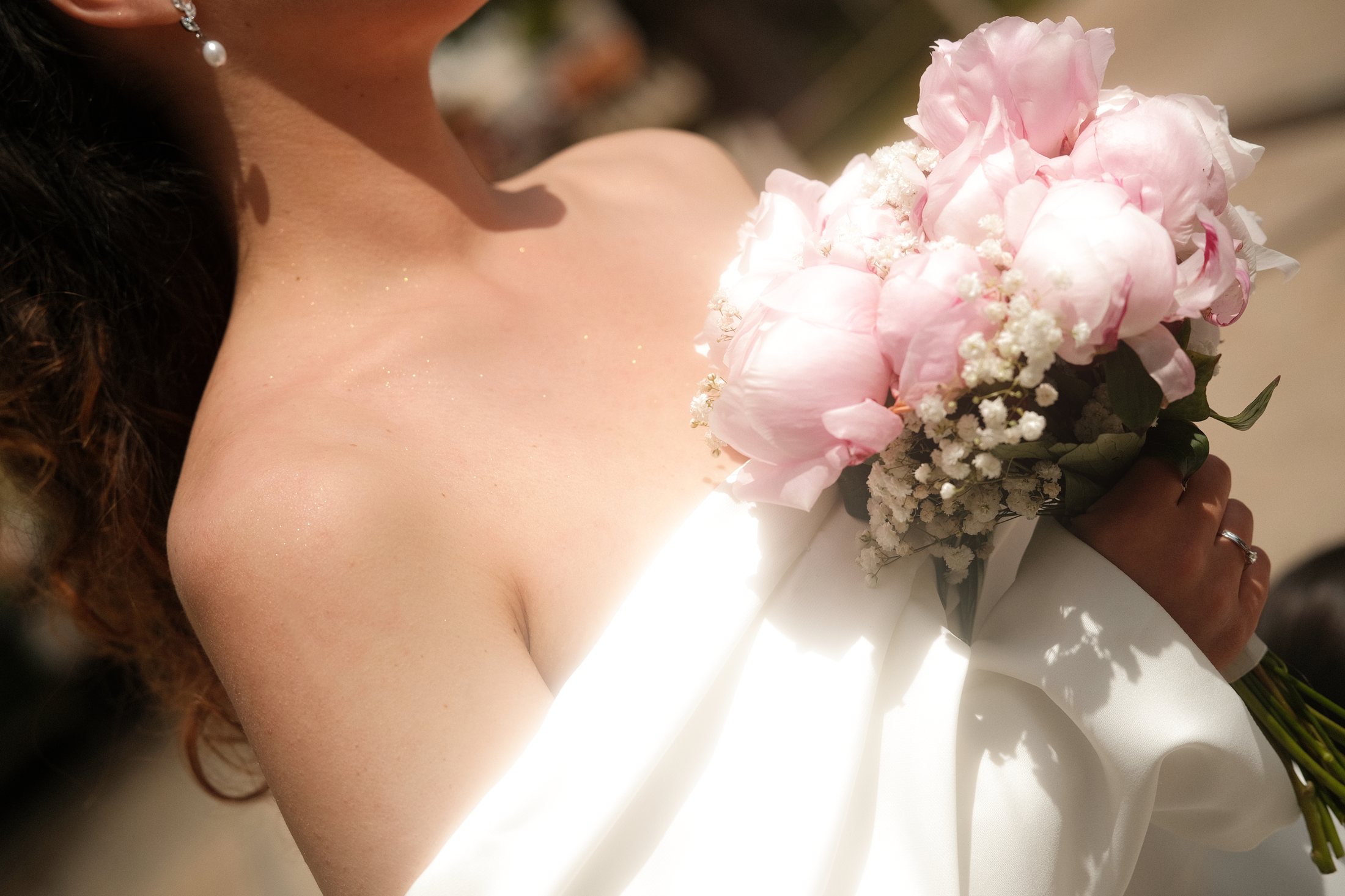 Détails du bouquet et de la robe de mariée de la mariée