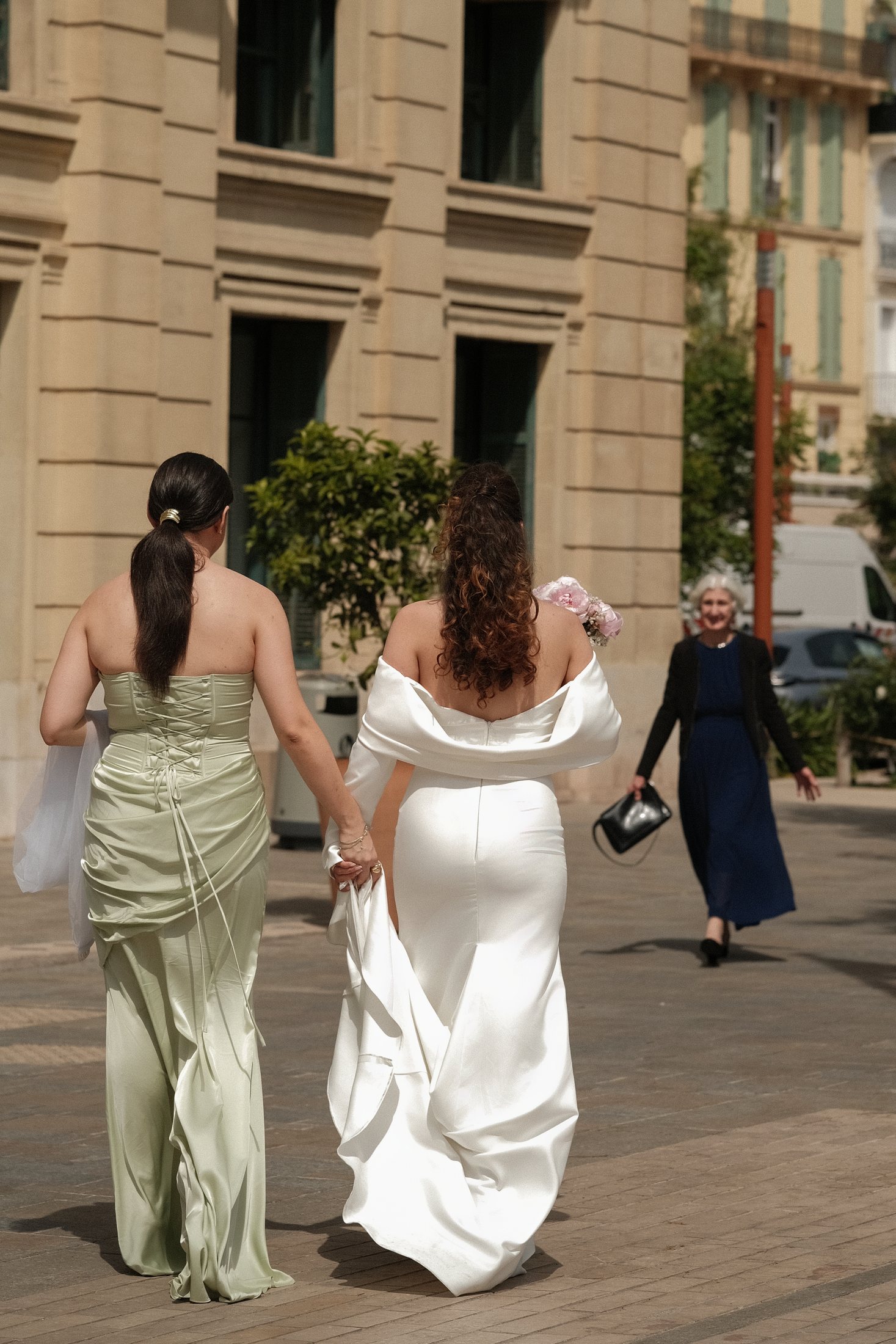 Vue arrière des collègues dans la rue après le mariage