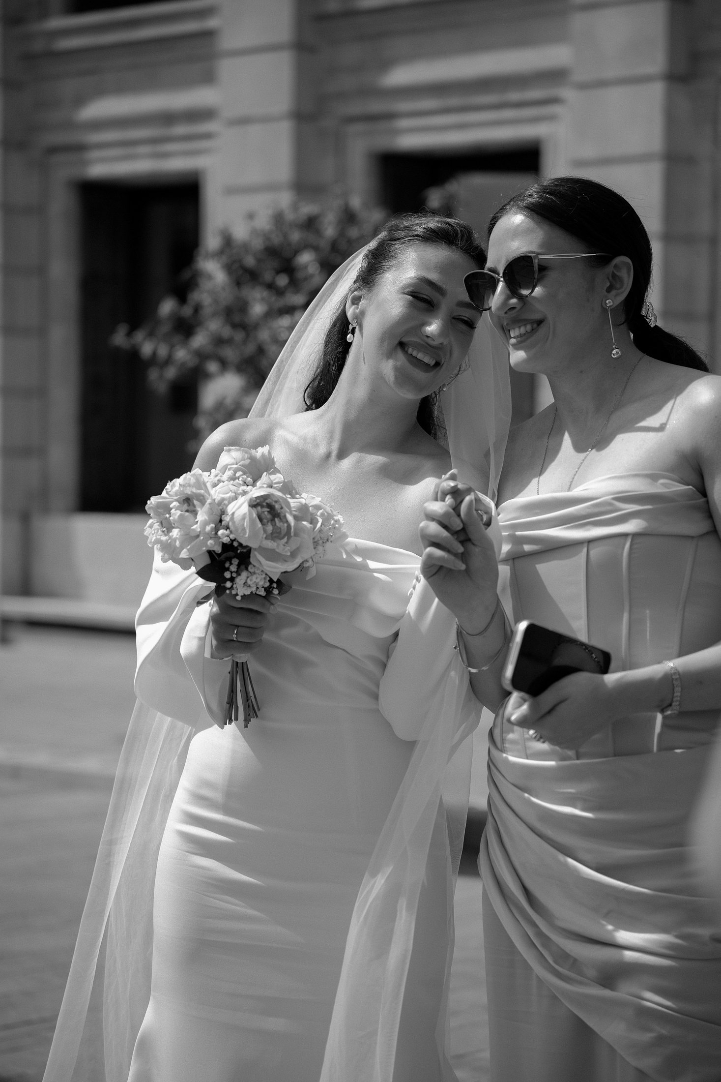 Photos en noir et blanc de la mariée avec ses proches et amis