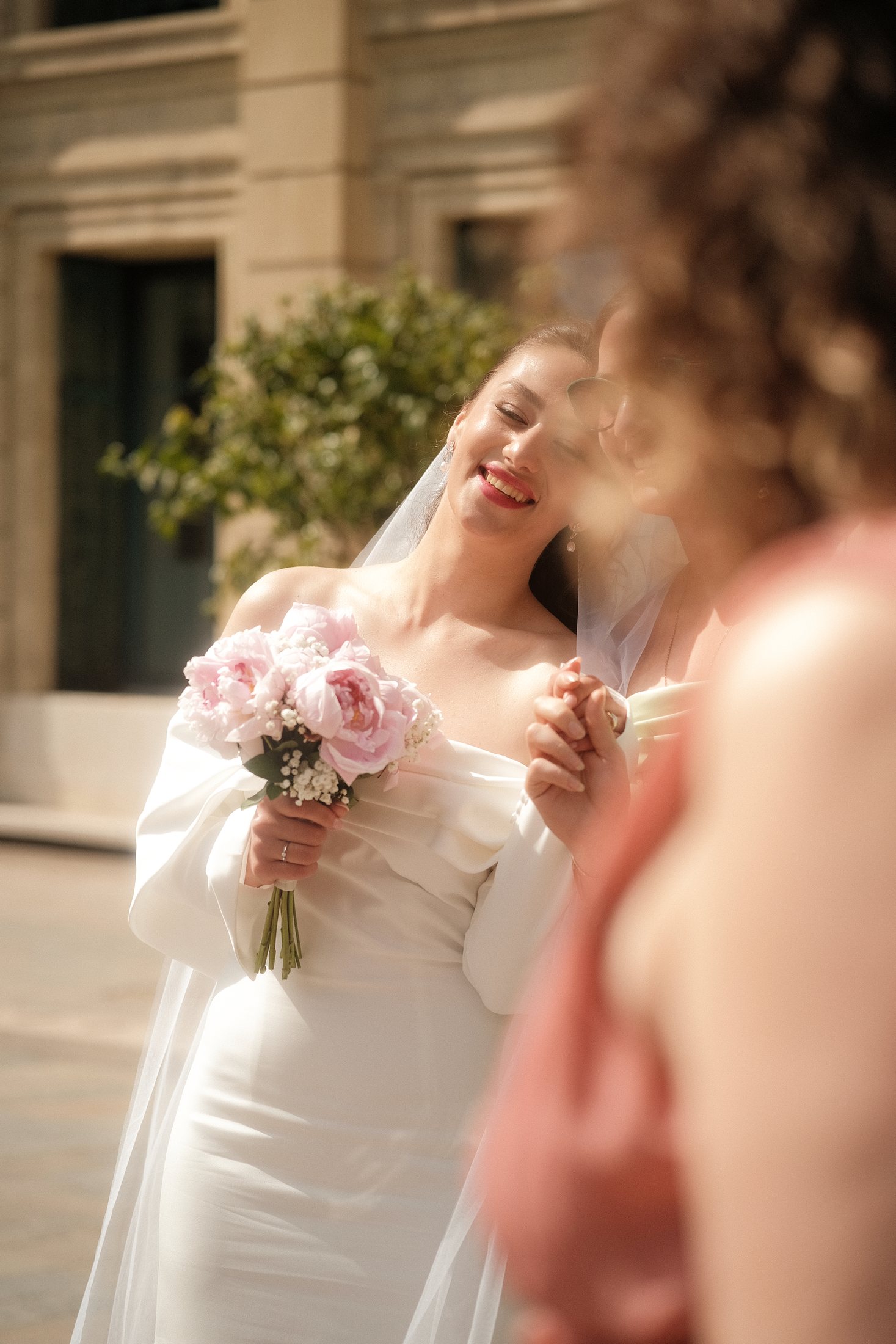 Documentaire de mariage d'une mariée tenant des fleurs