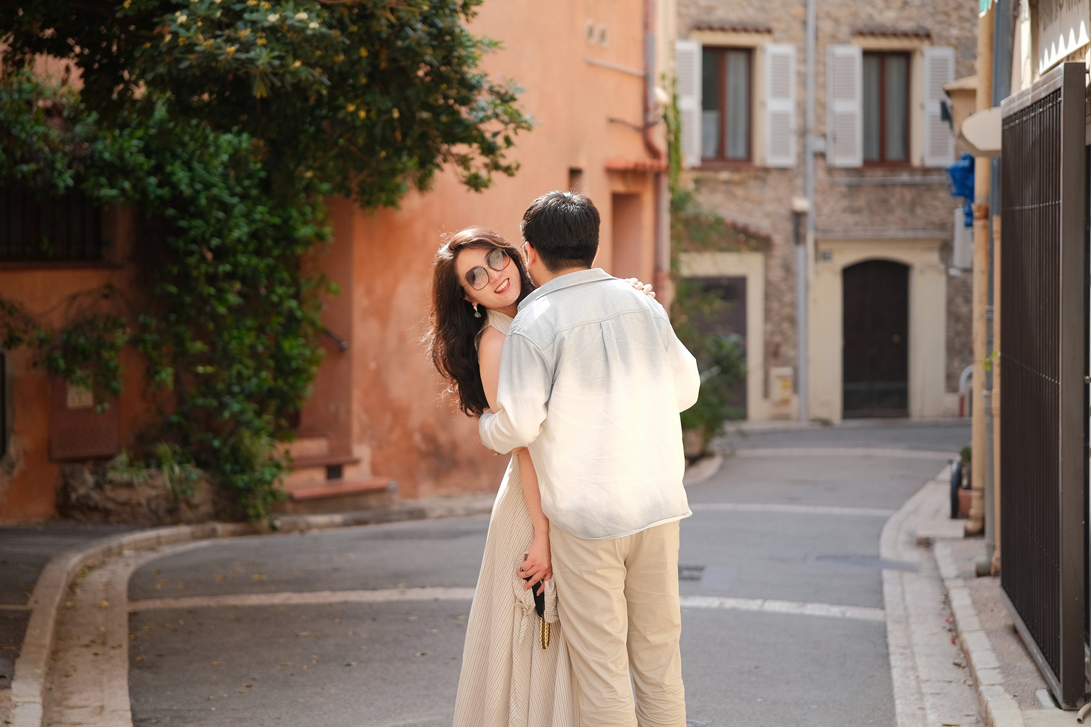 Couple interagissant dans les rues du sud de la France