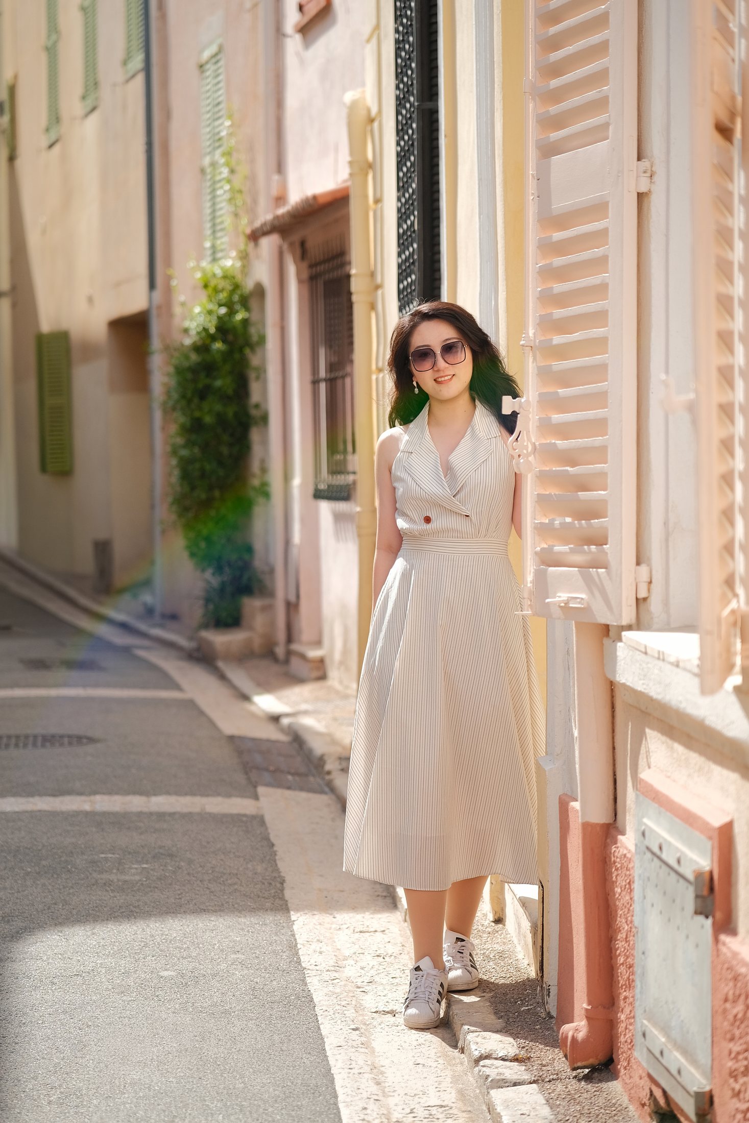 Portrait de voyage solo dans les rues de la vieille ville