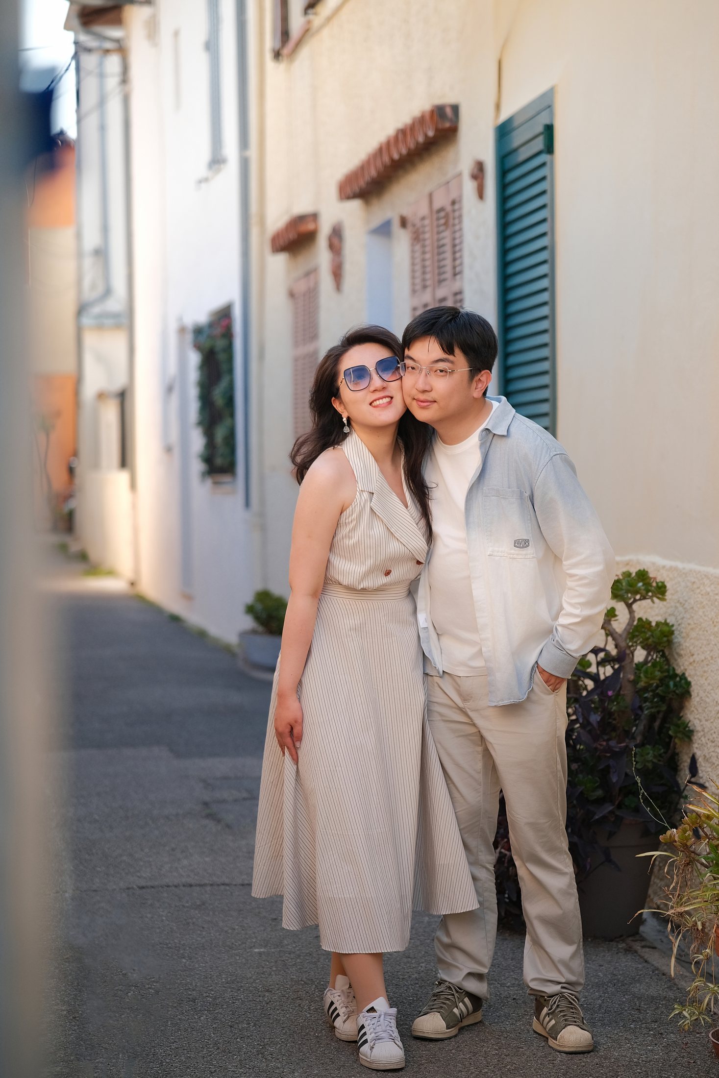 Couple photographié dans les rues du sud de la France