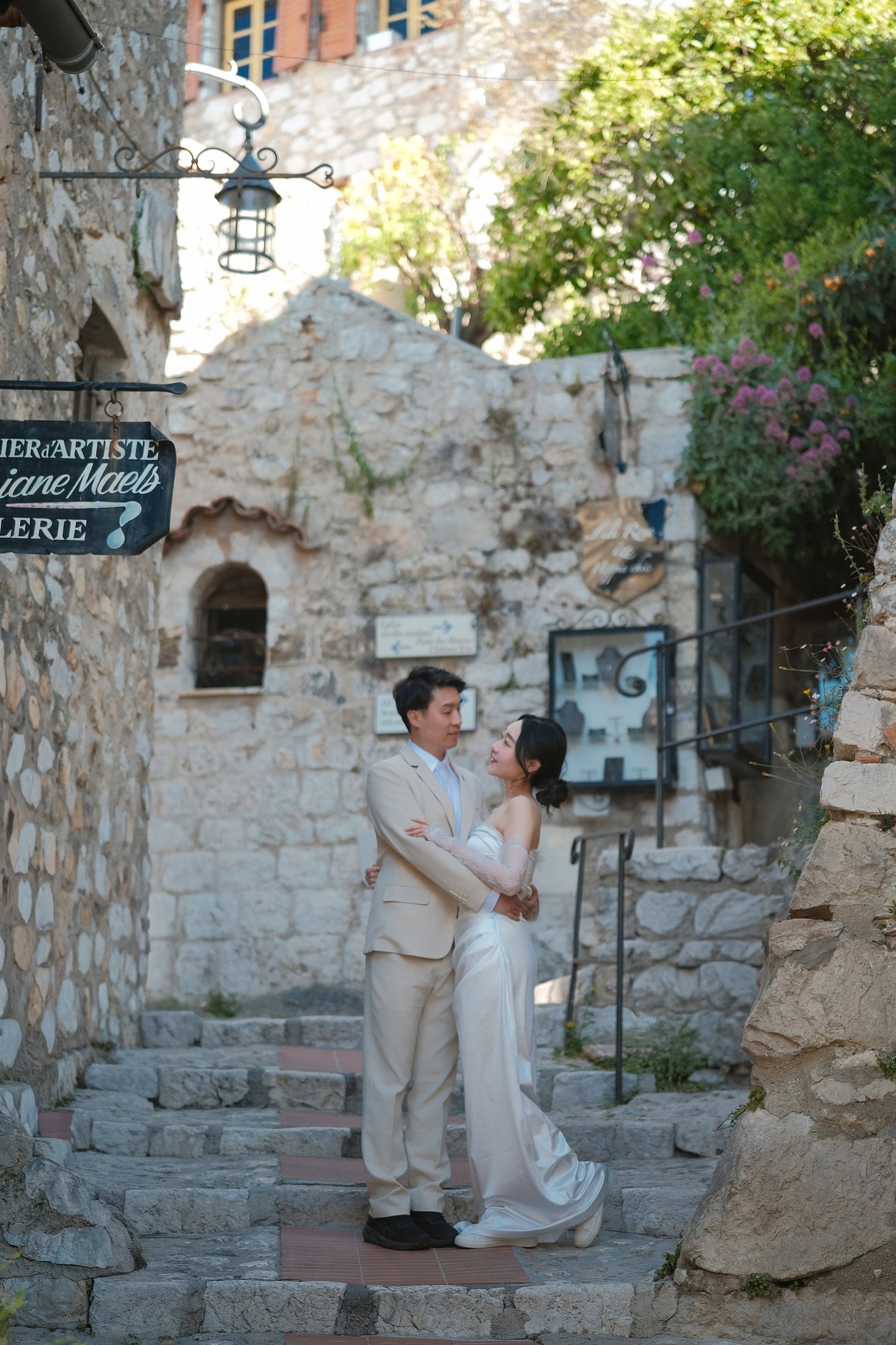 Les jeunes mariés s'embrassent à Stonewall Alley, Eze