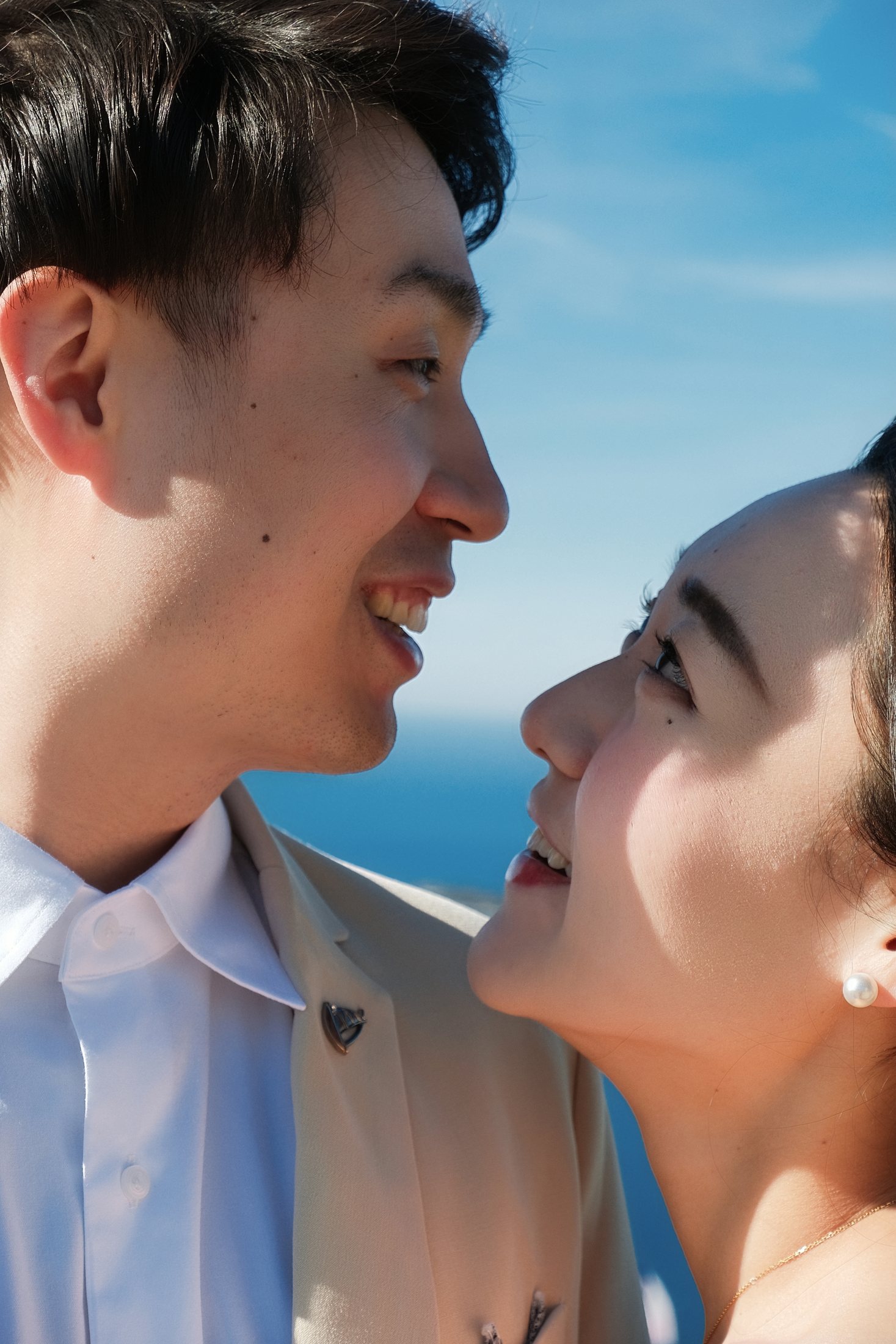 Vue rapprochée d'un couple souriant au bord de la mer