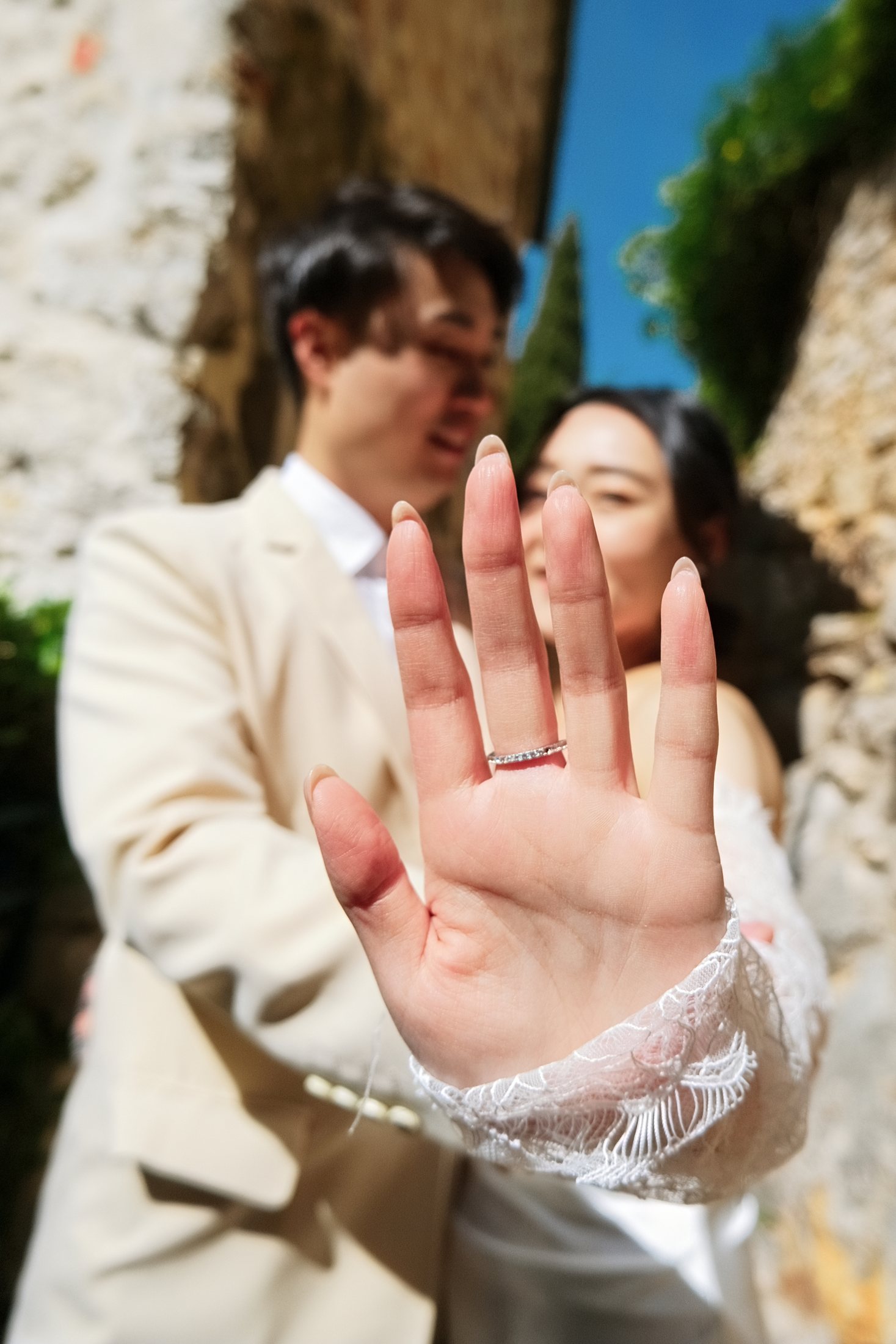 Bague de fiançailles et couple en gros plan