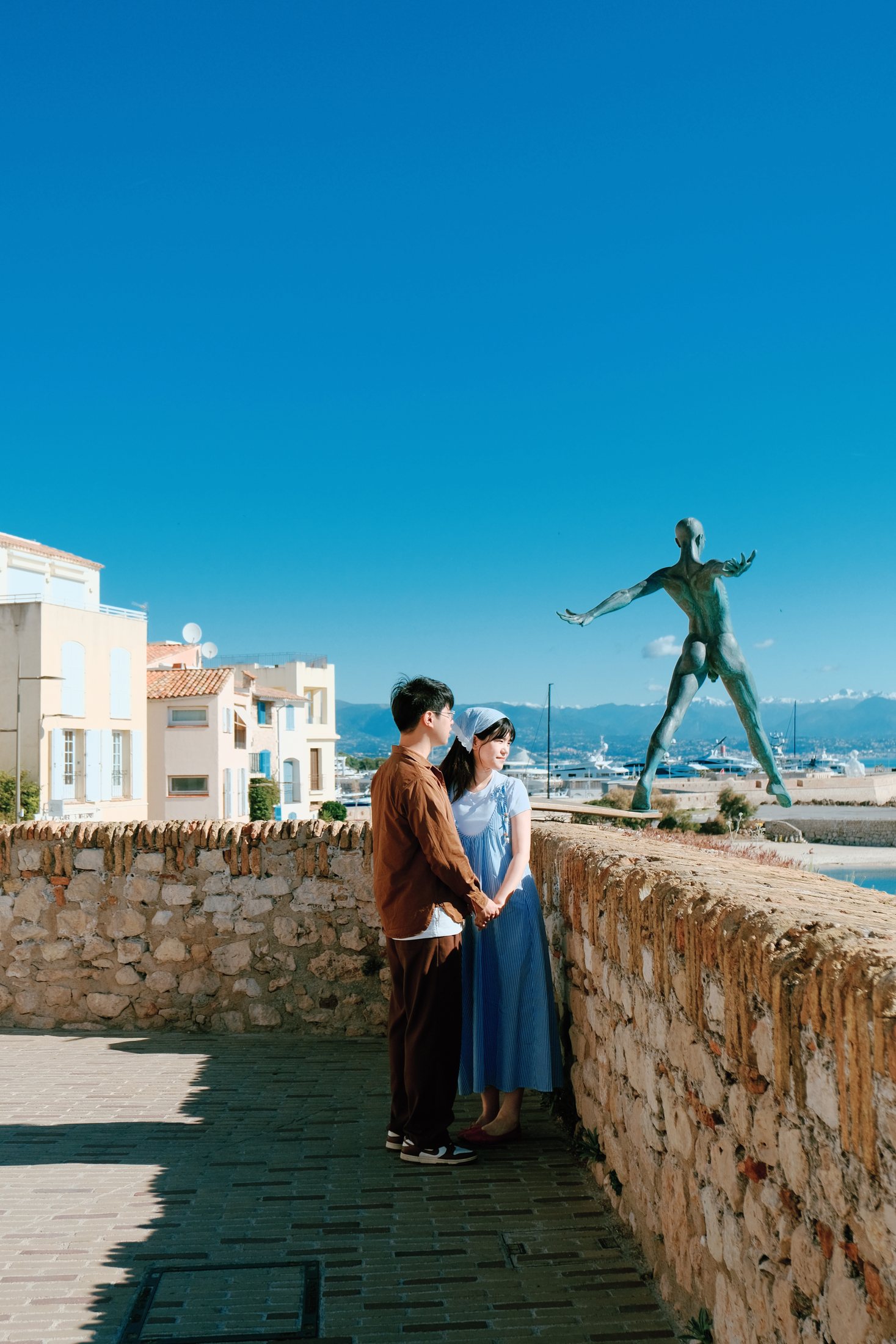 Couple prenant une photo devant la digue d’Antibes