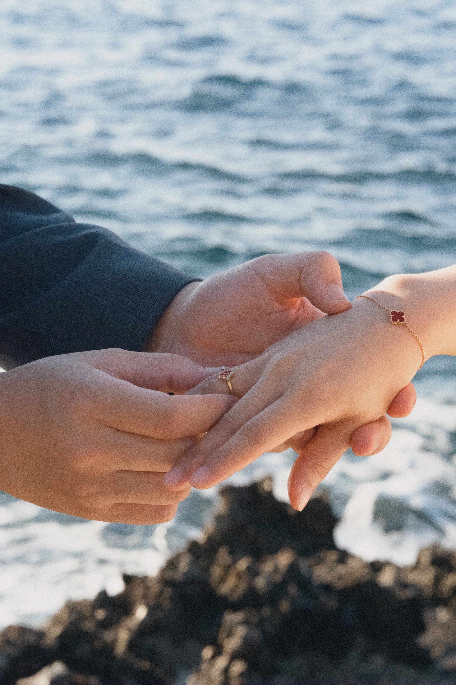 détails de la main de la bague de fiançailles en bord de mer
