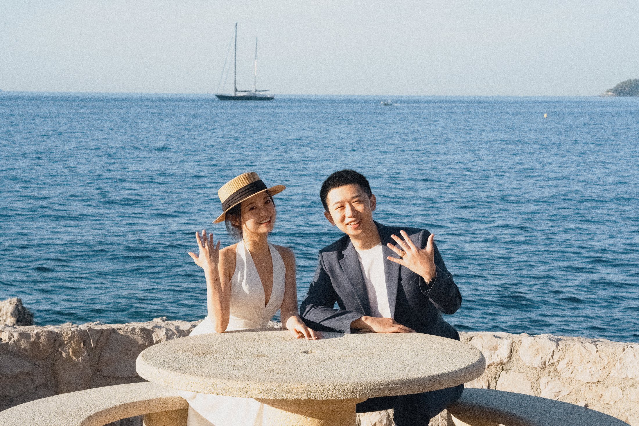 Présentoir couple et bague à la table ronde au bord de la mer