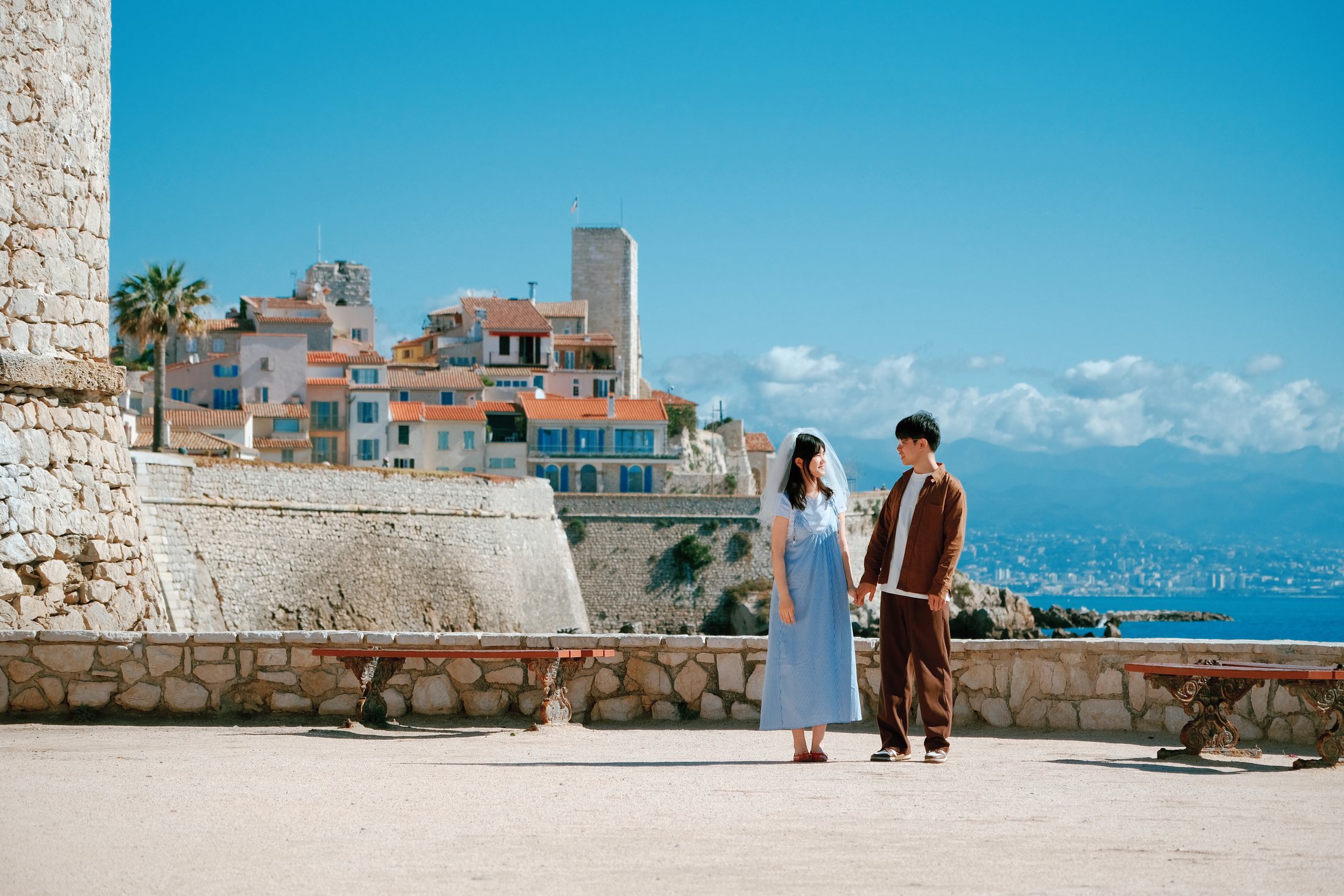 Promenade des nouveaux arrivants face à la côte d'Antibes