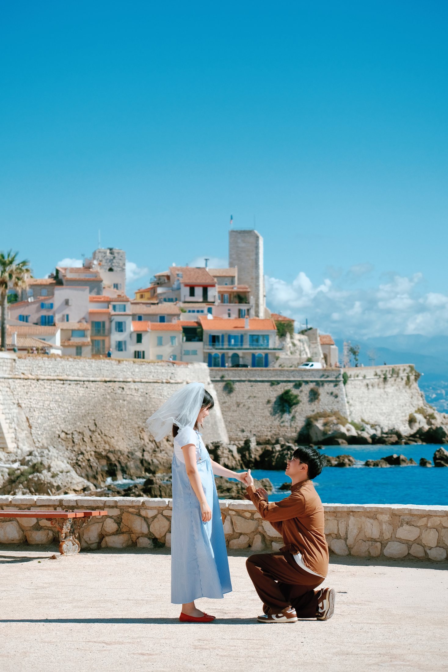 Moment de demande en mariage à genoux à la plage