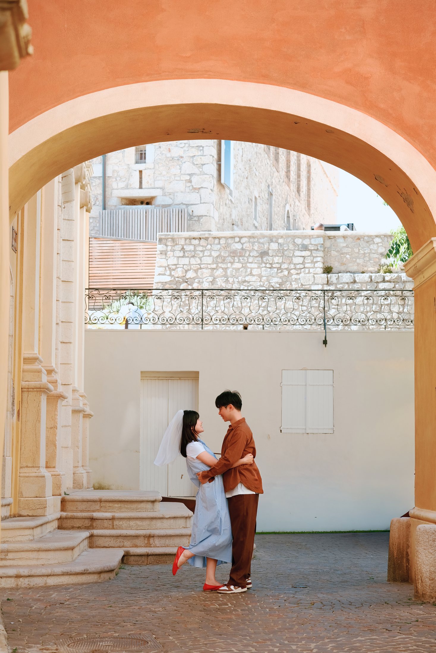 Couple se regardant sous l'arche