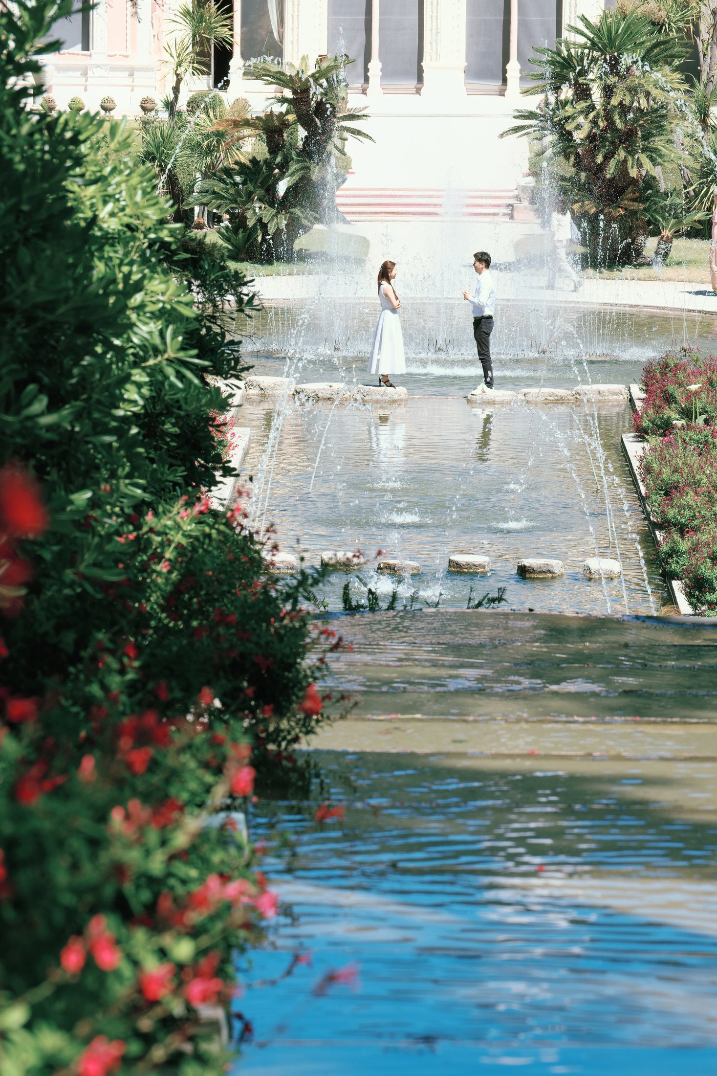 Longue vue du couple dans les jardins Rothschild