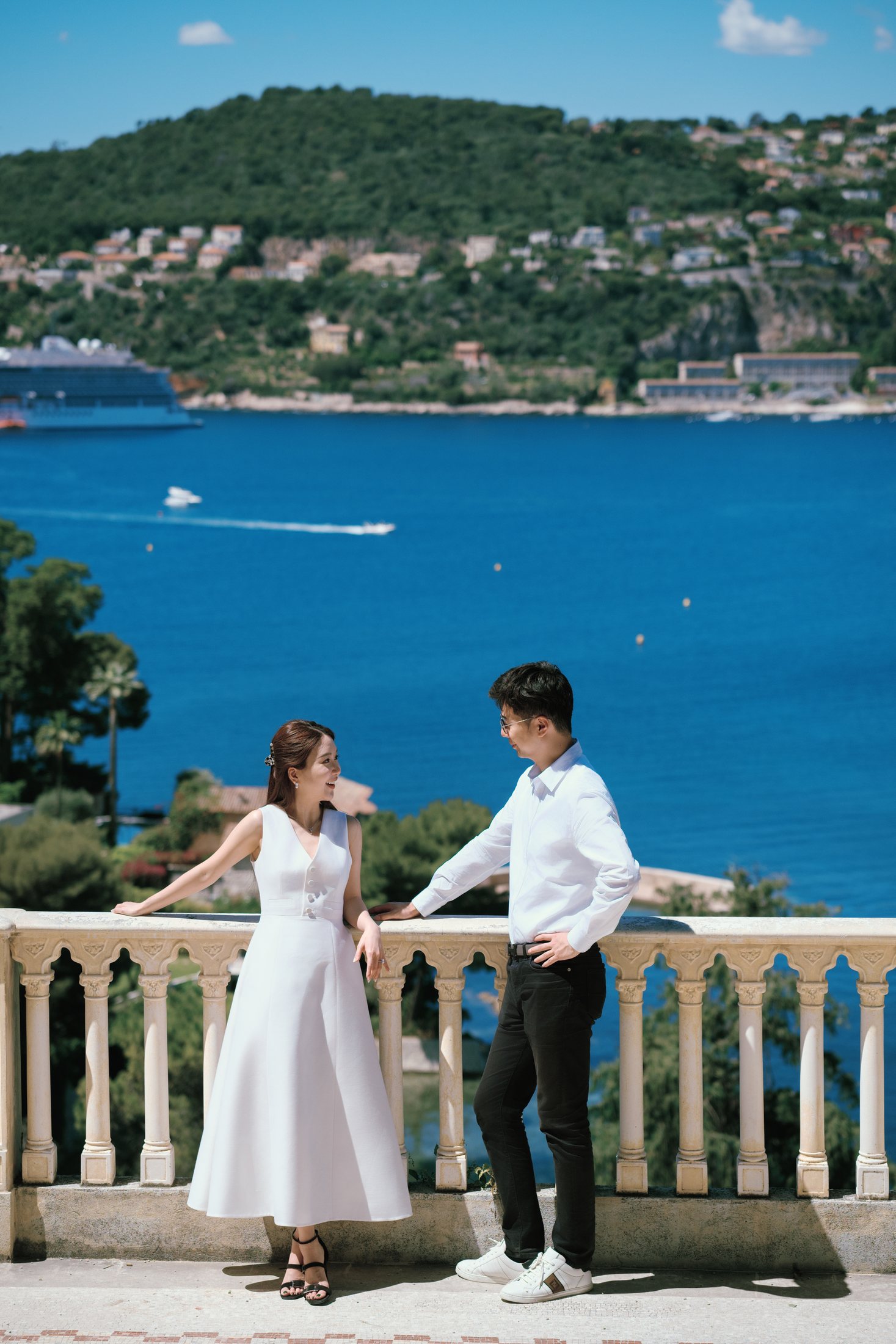 Couple marchant sur une terrasse avec vue sur la mer