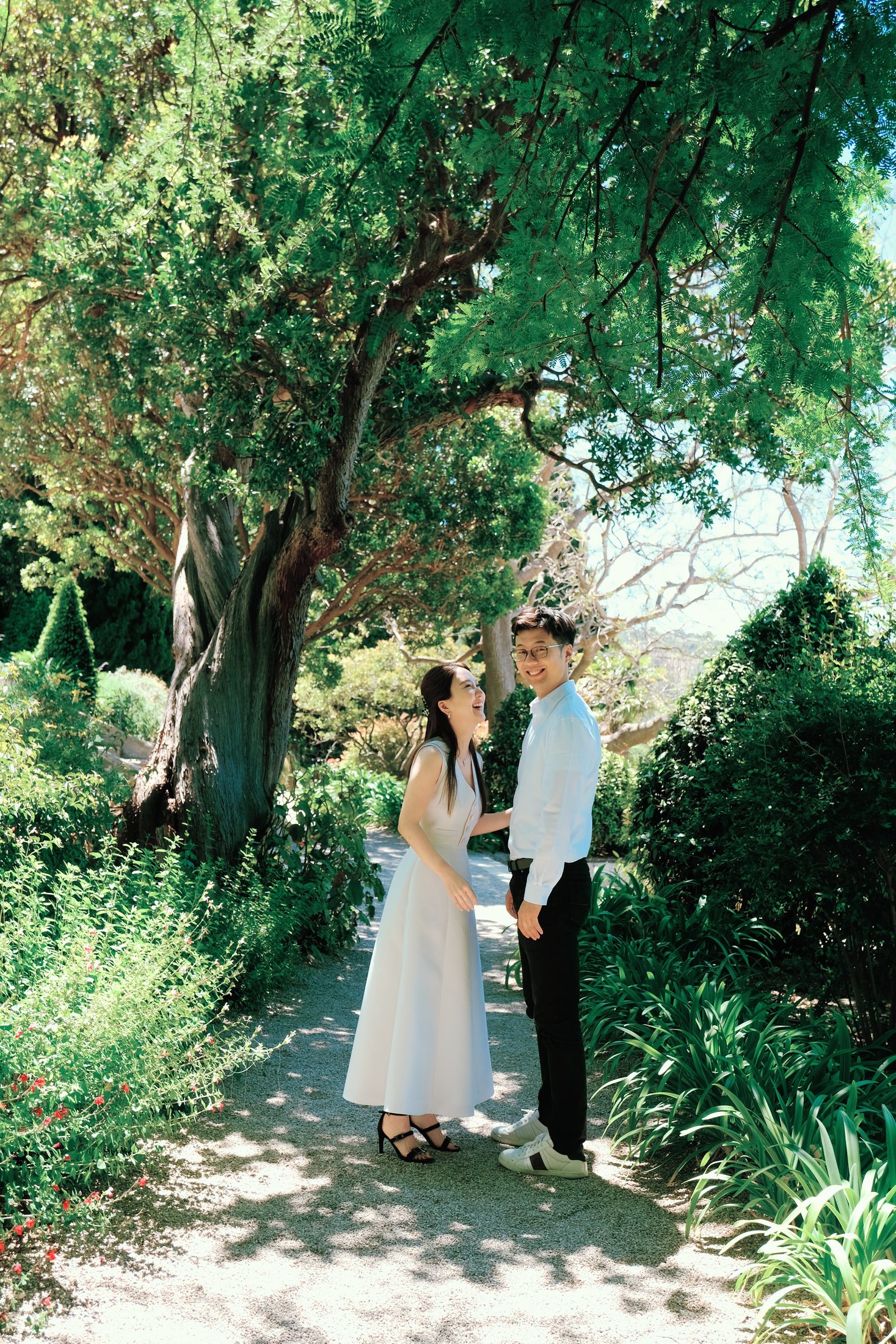 Couple prenant des photos dans l'allée du jardin