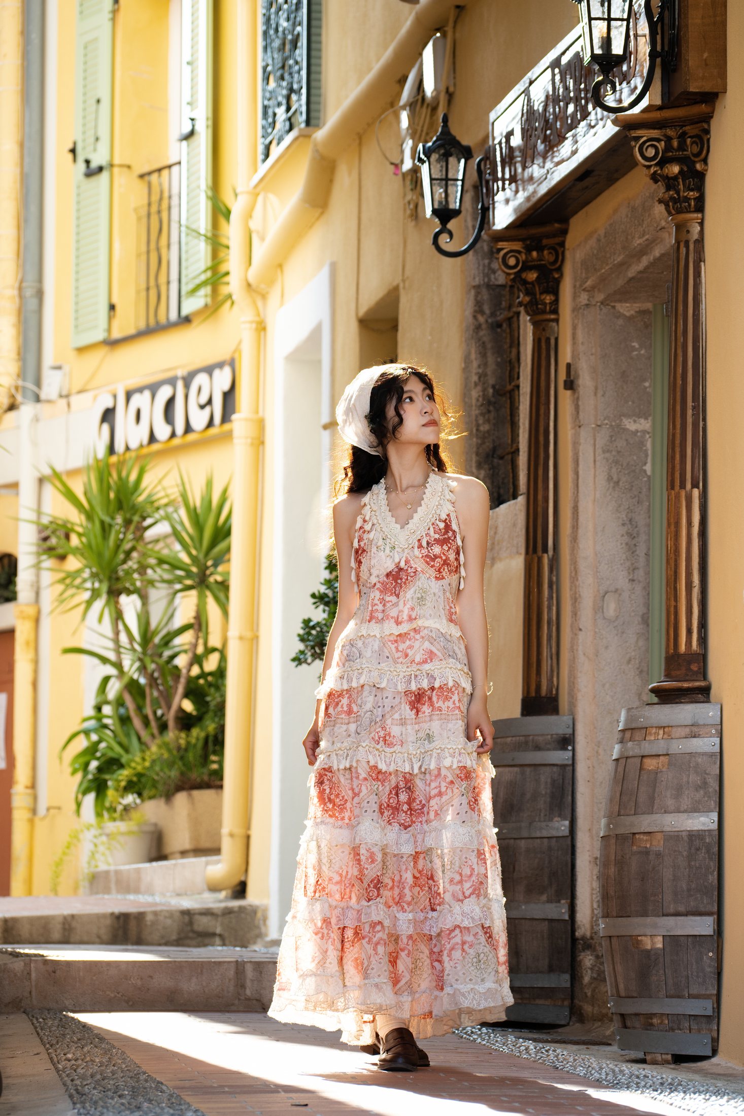 Portrait d'une personne seule en robe à fleurs dans les rues de Nice