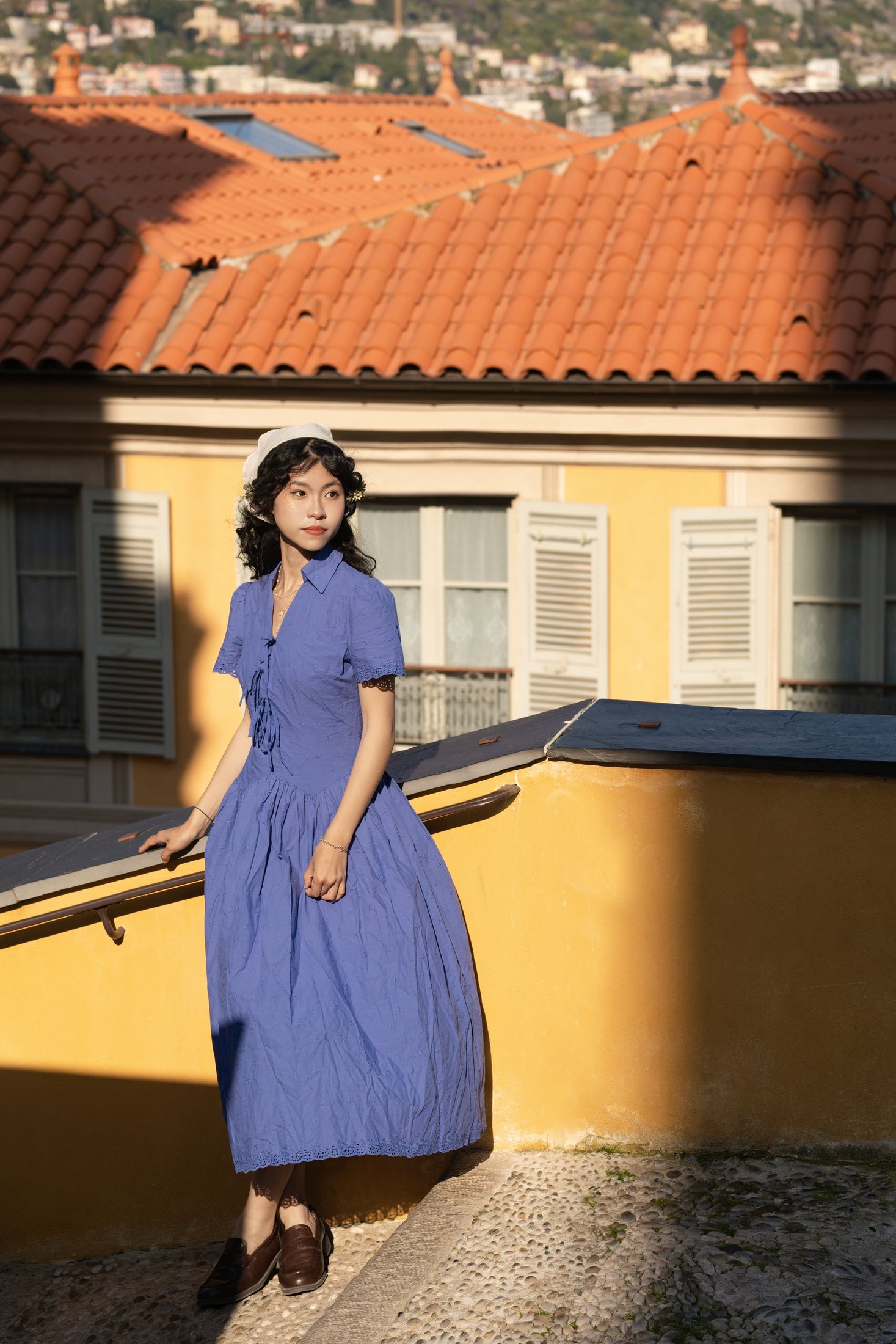 Portrait de ville d'une seule personne en robe bleue