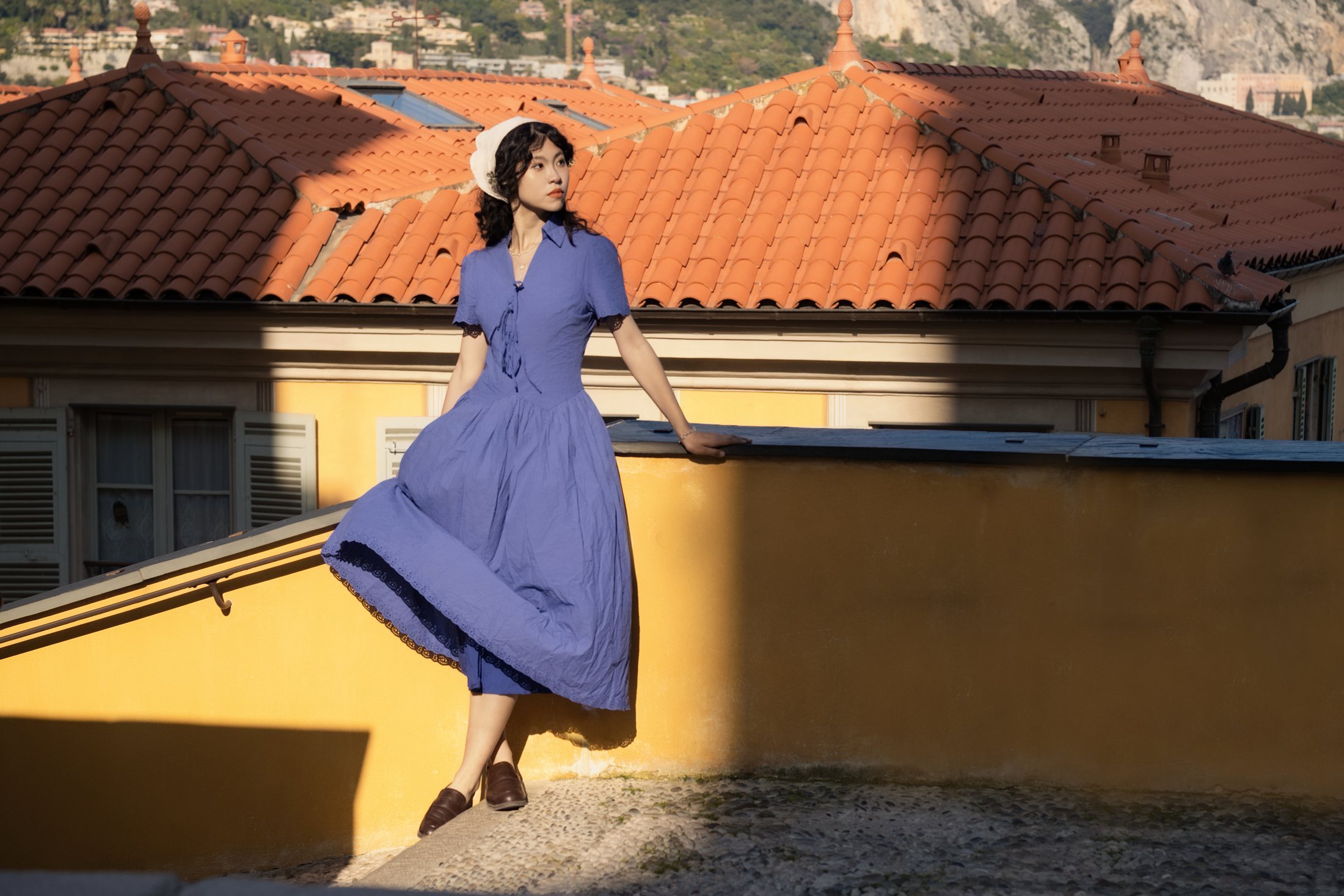 Personne seule en robe bleue bannière de portrait de ville