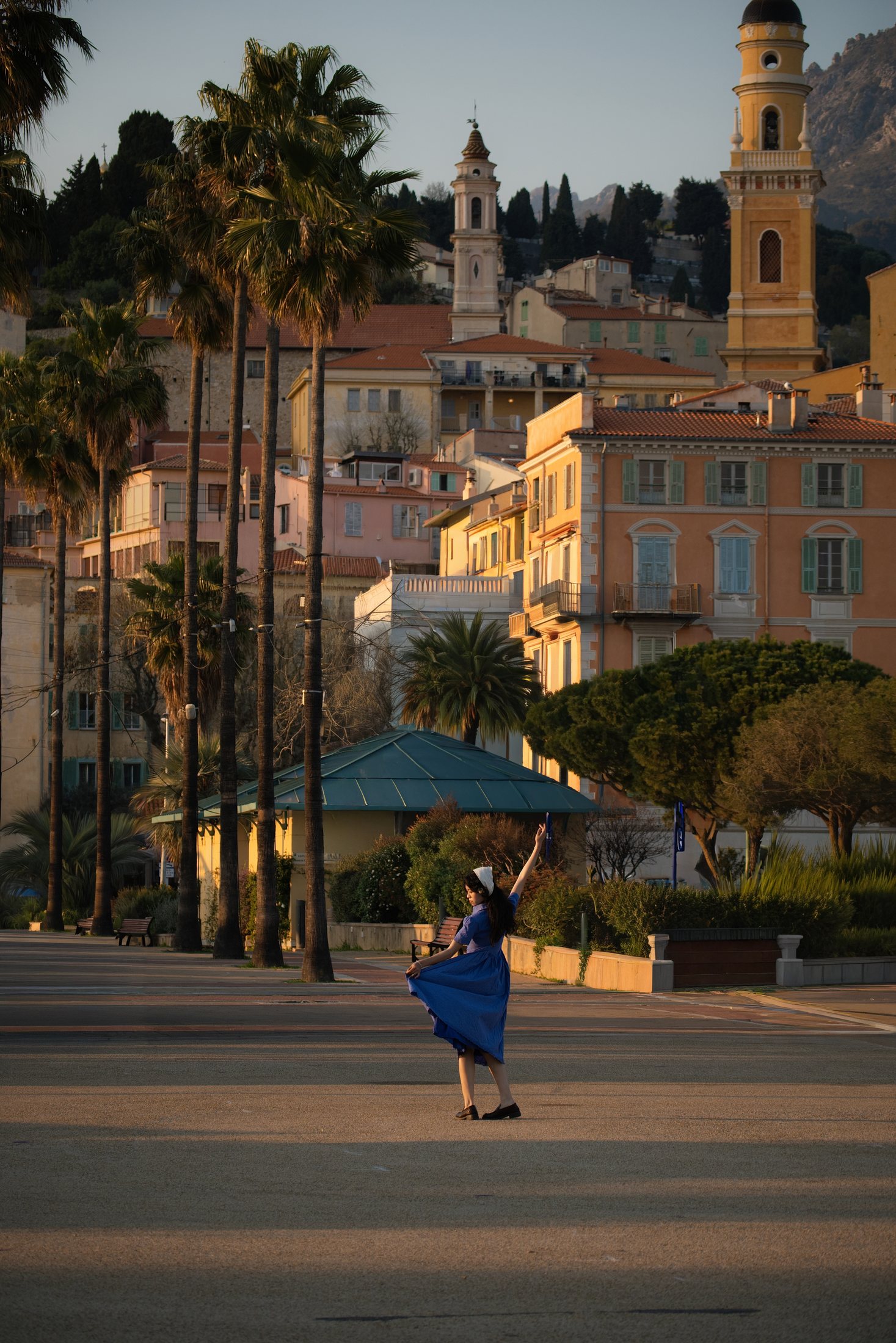 Portrait unique dans la scène de rue au crépuscule de la ville
