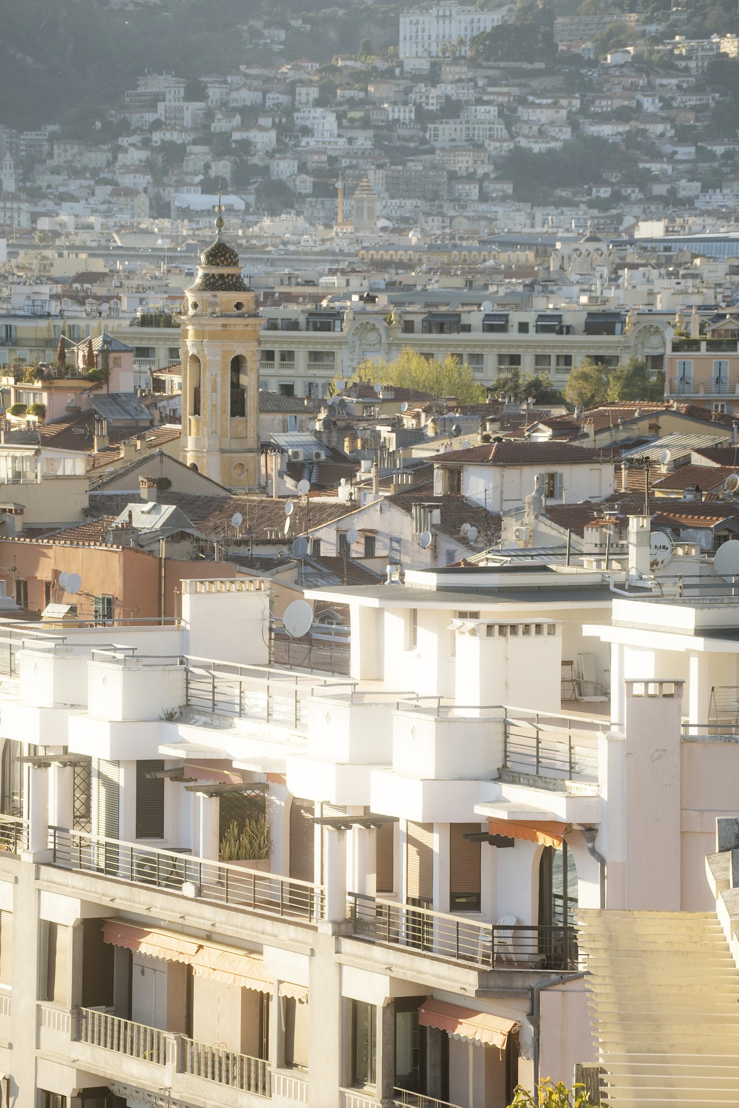 Vue sur les toits d'une ville du sud de la France