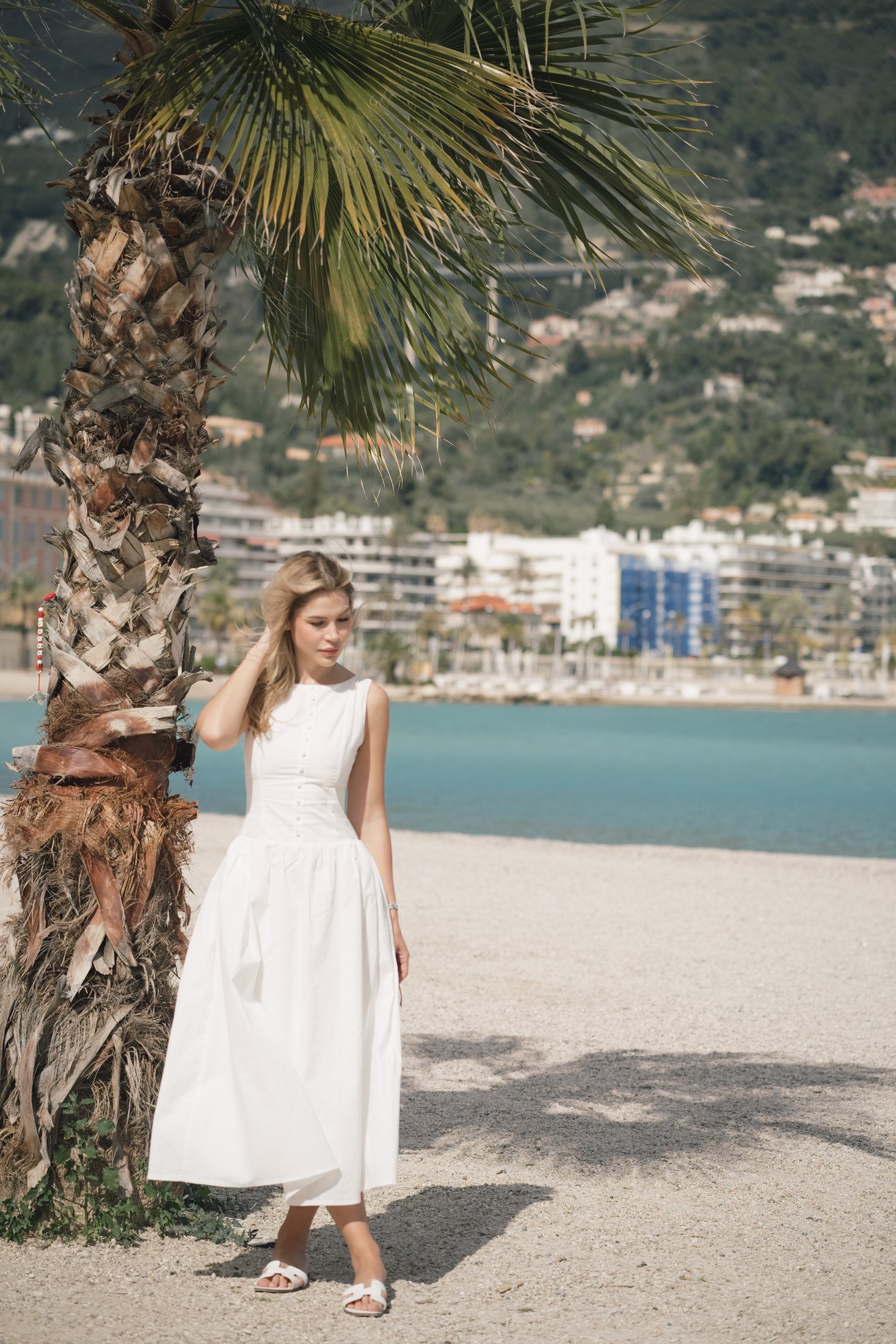 Portrait d'une seule personne sous les palmiers au bord de la mer