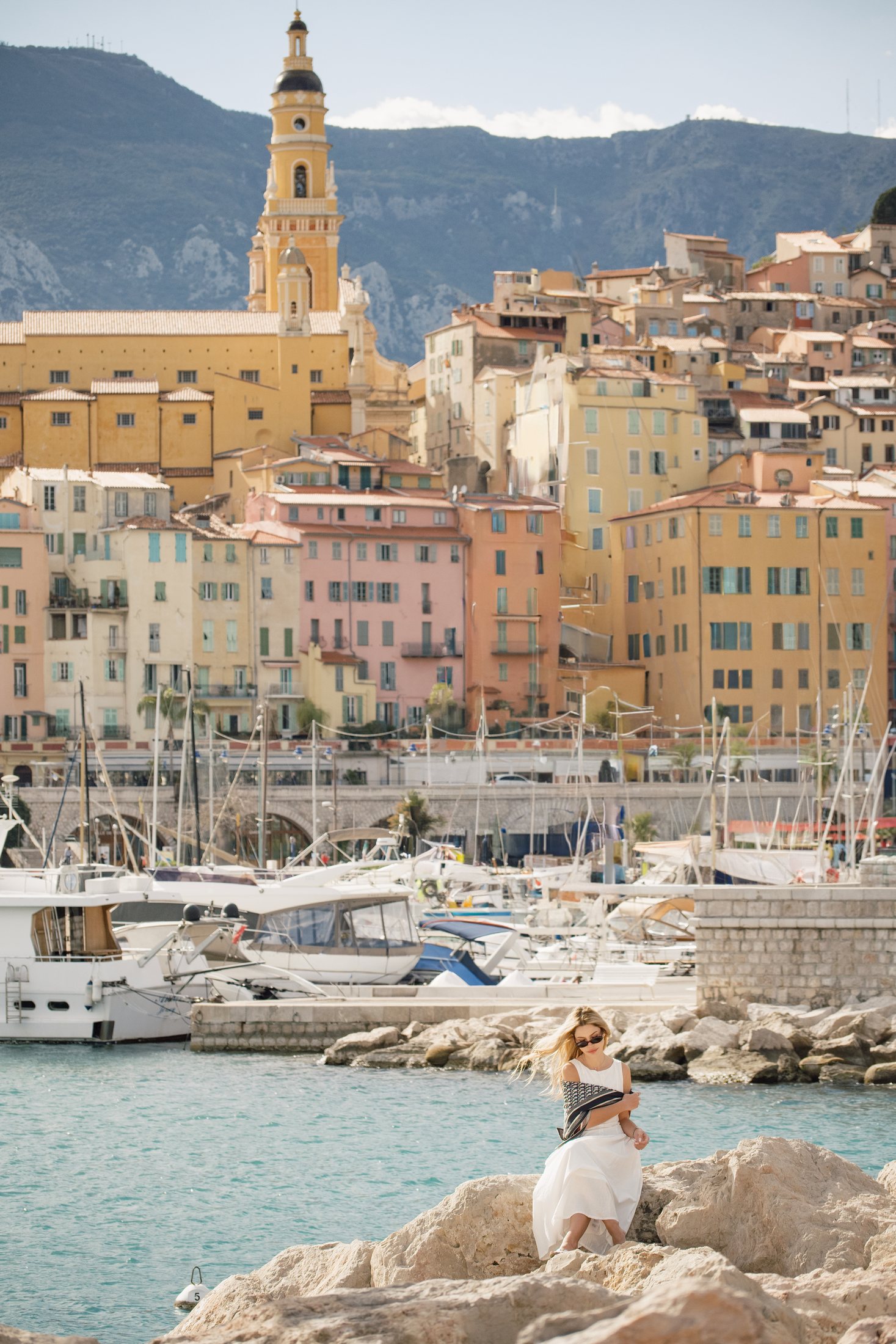 Portrait de voyage en solo dans le port de Menton