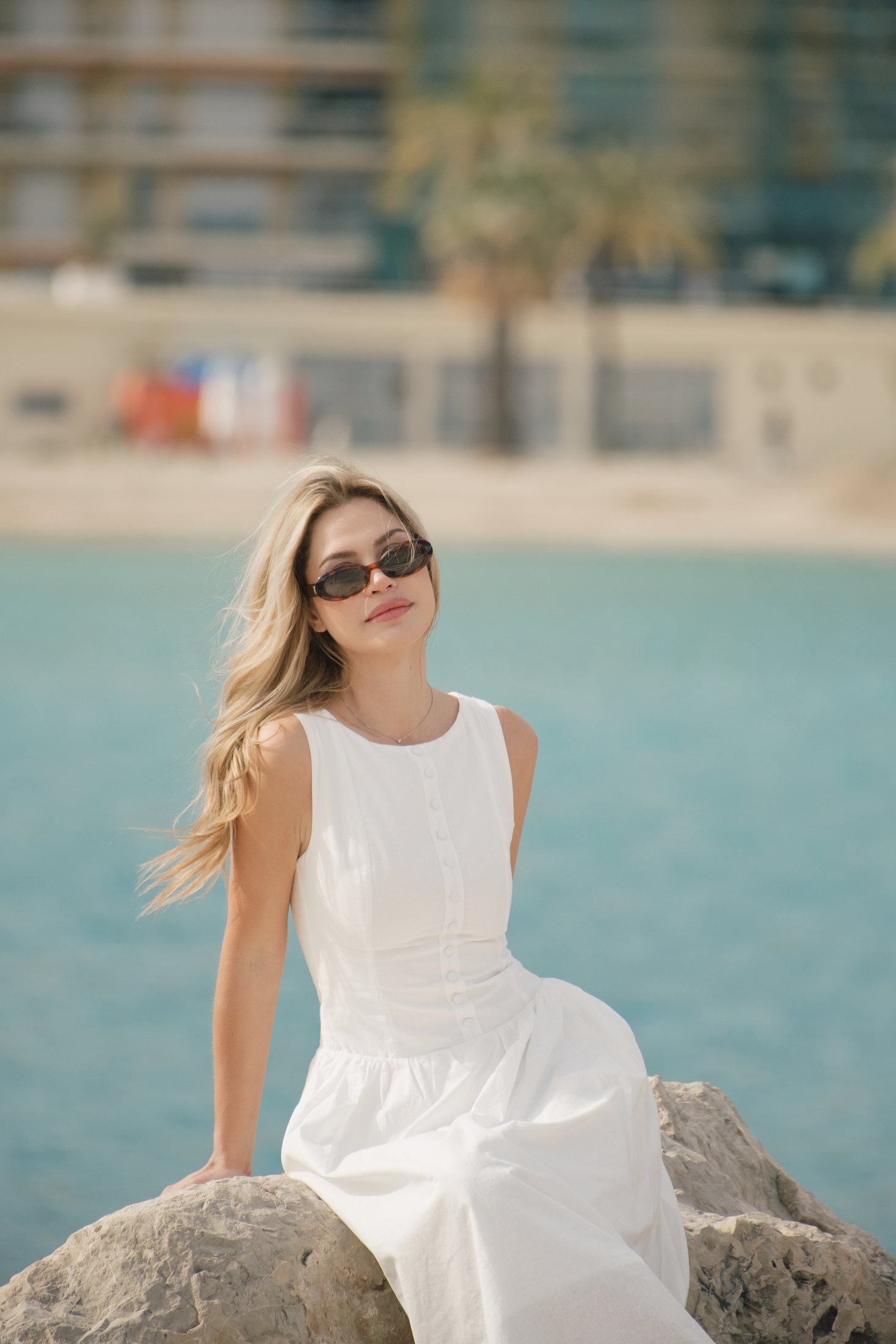 Gros plan d'une seule personne vêtue d'une robe blanche à la plage