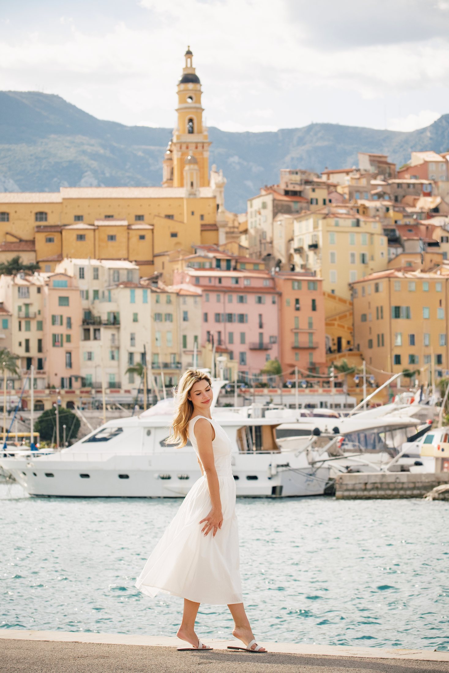 Portrait unique en robe blanche à Port Menton