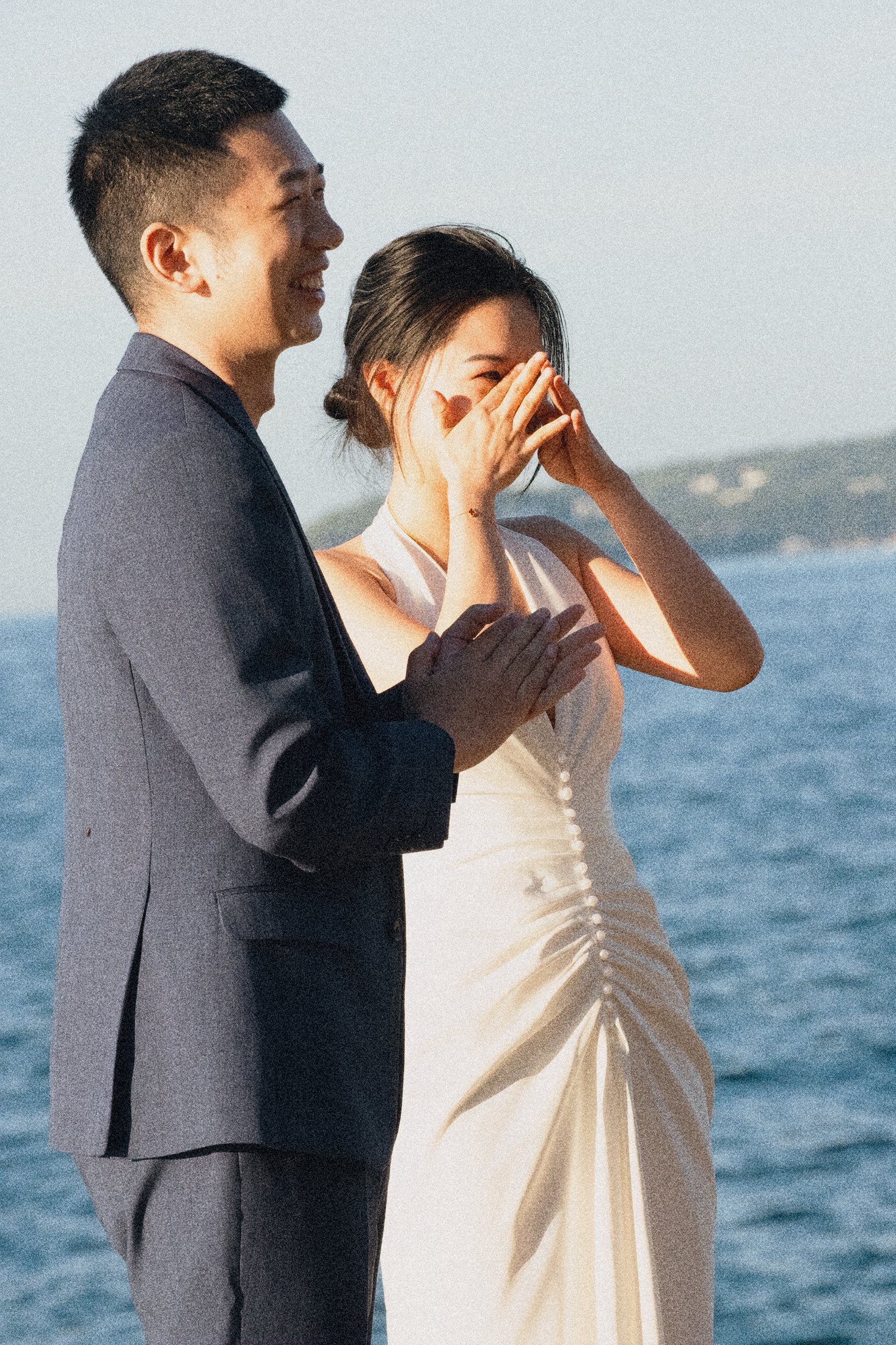 Émotions du couple lors d'une cérémonie de mariage en bord de mer