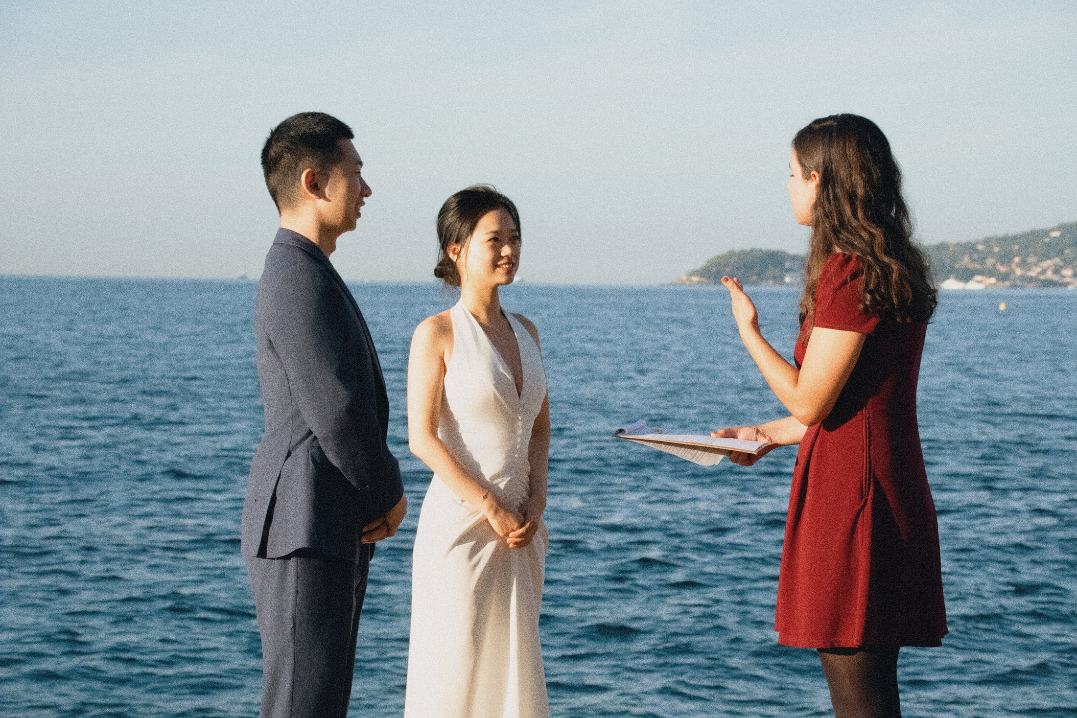Vue panoramique d'une petite cérémonie de mariage au bord de la mer
