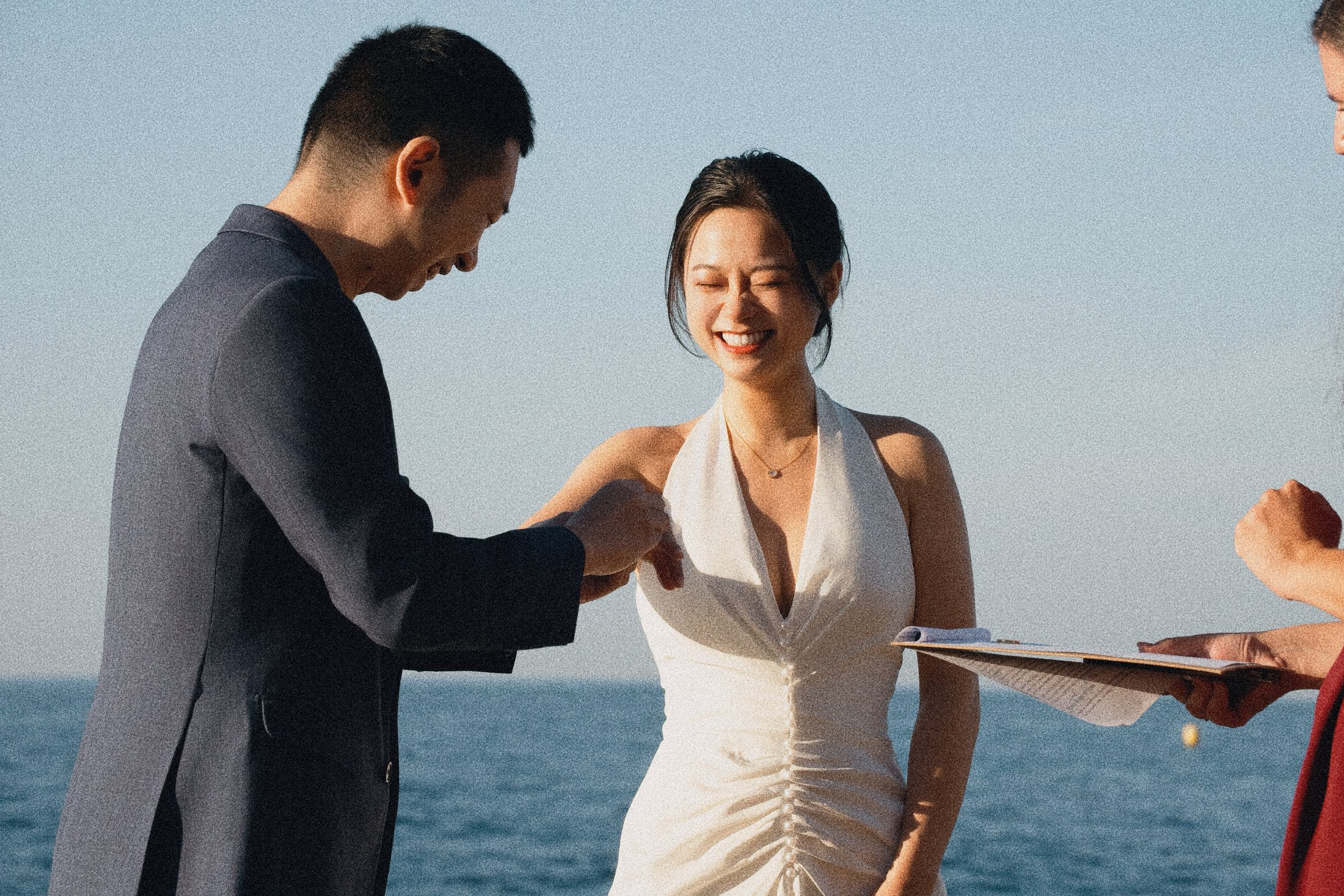 Vue rapprochée de l'échange de bagues au mariage en bord de mer