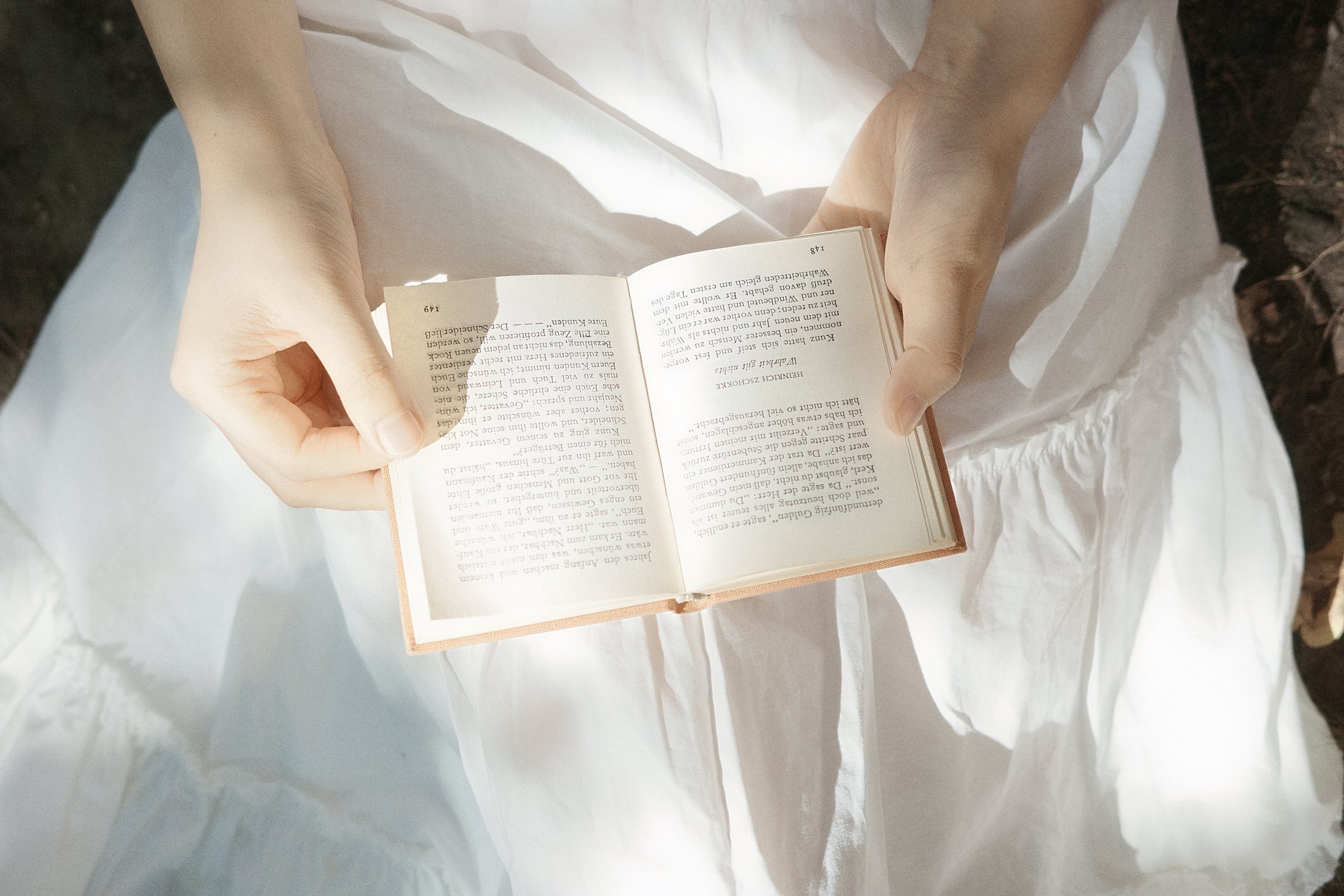 Robe de mariée et détails du livre
