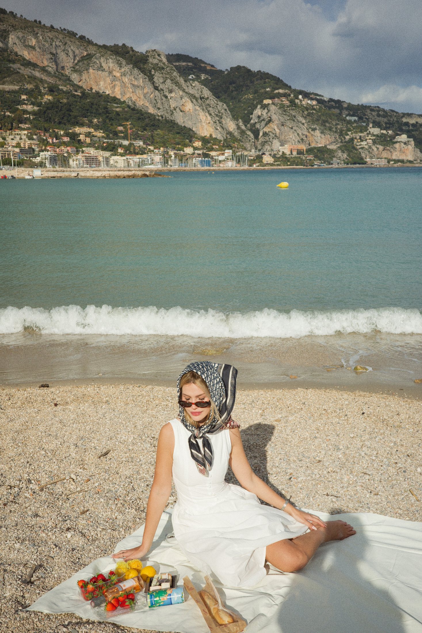 Portrait d'une seule personne sur un pique-nique sur la plage