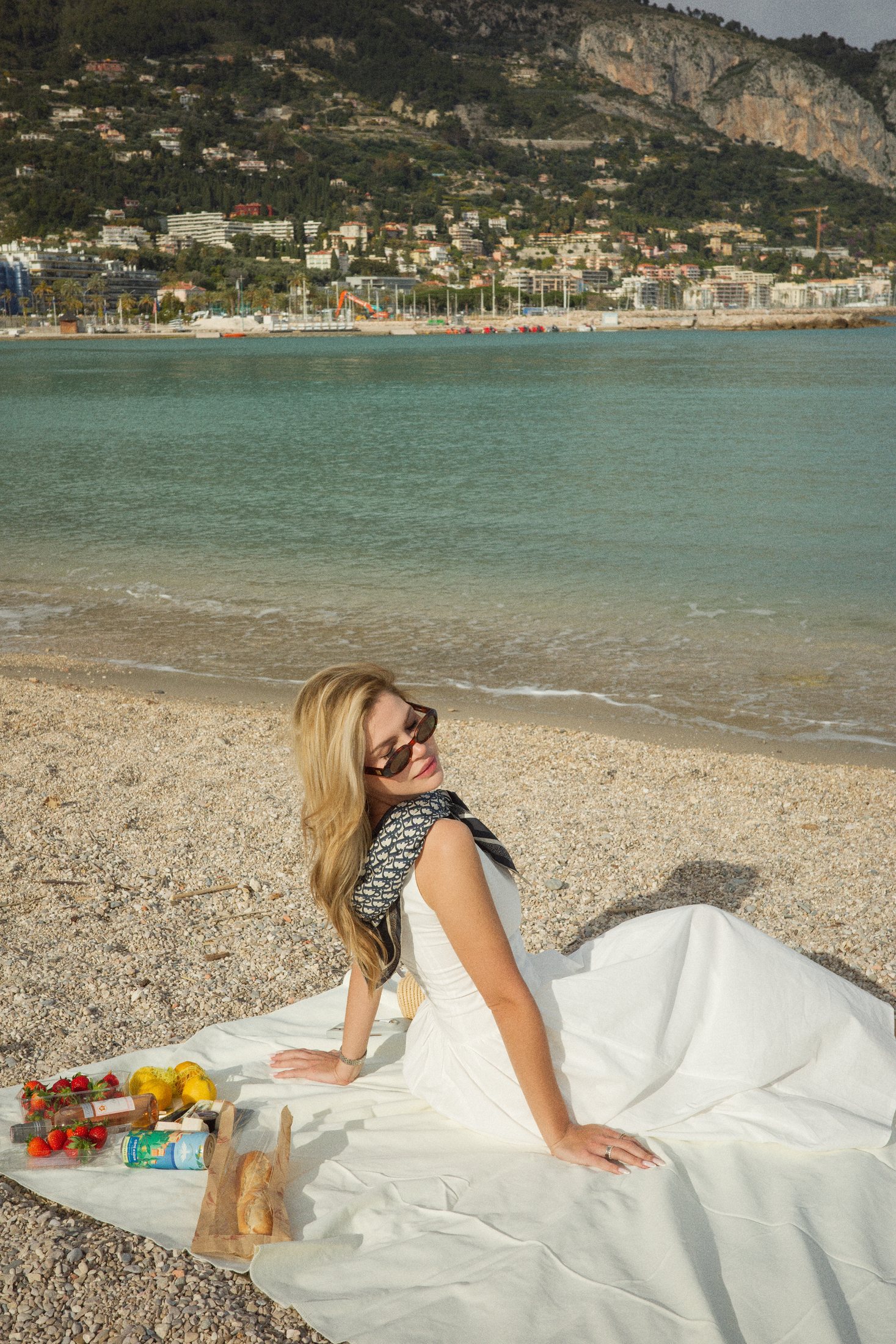 Portrait unique en robe blanche sur pique-nique sur la plage