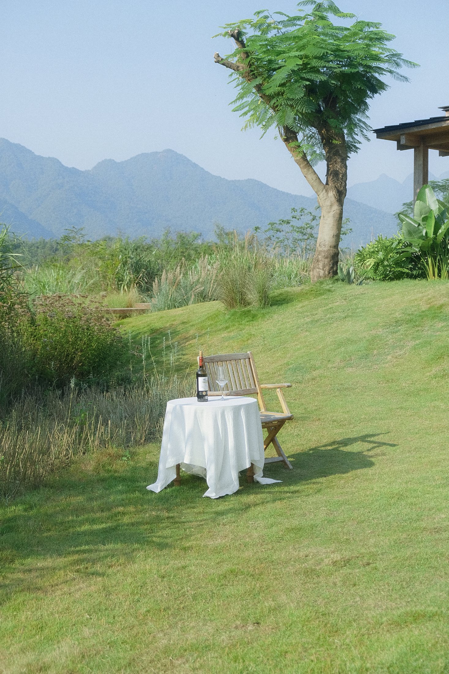 Table de cérémonie en plein air avec vue sur la montagne