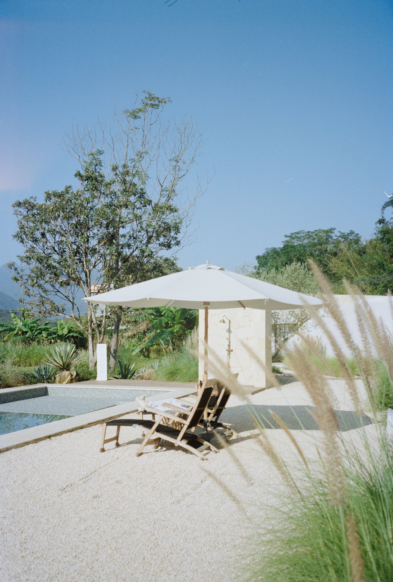 Détails du patio de la piscine extérieure